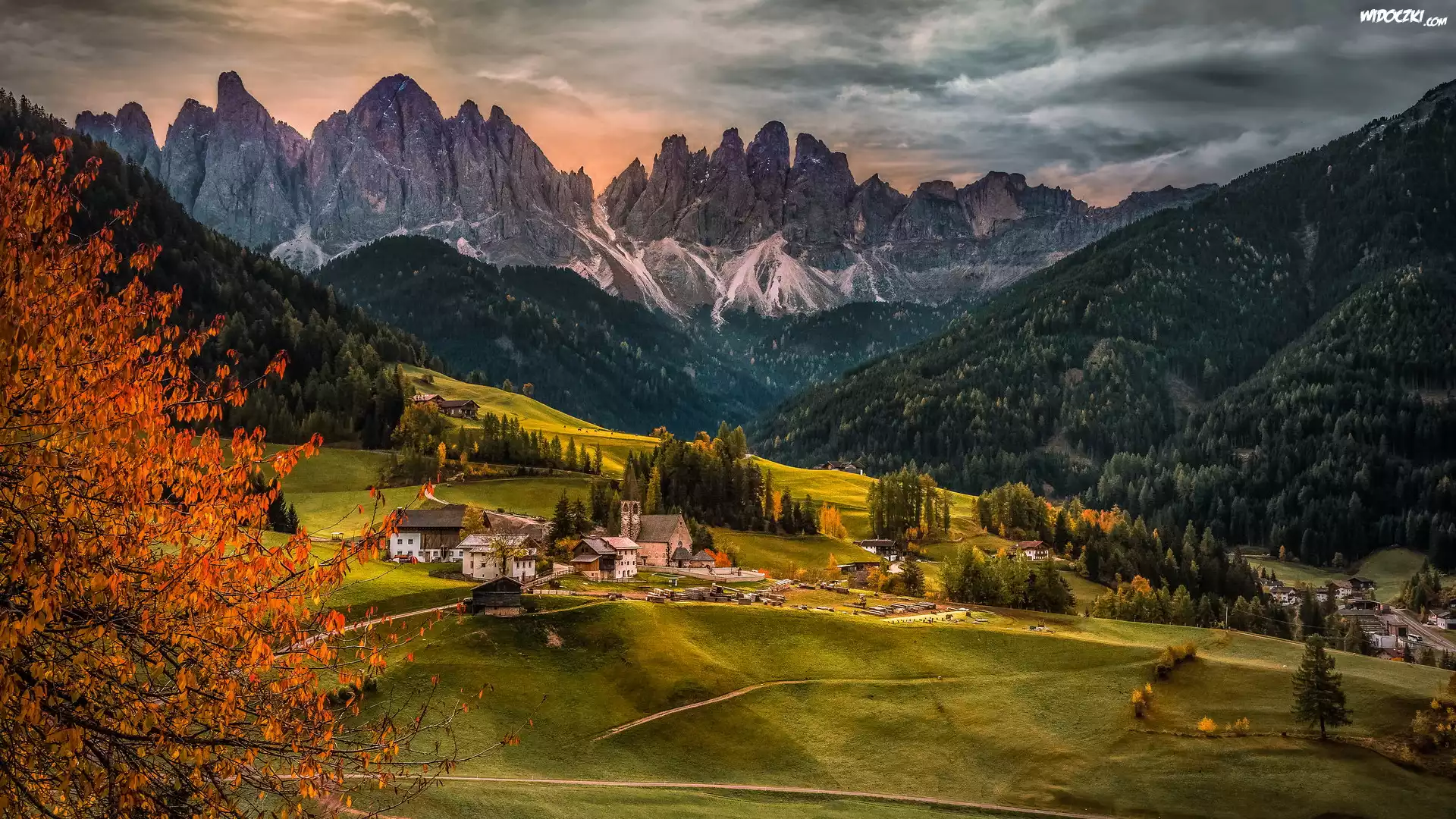 Góry, Dolomity, Wieś, Santa Maddalena, Dolina Val di Funes, Drzewa, Lasy, Jesień, Domy, Droga, Włochy