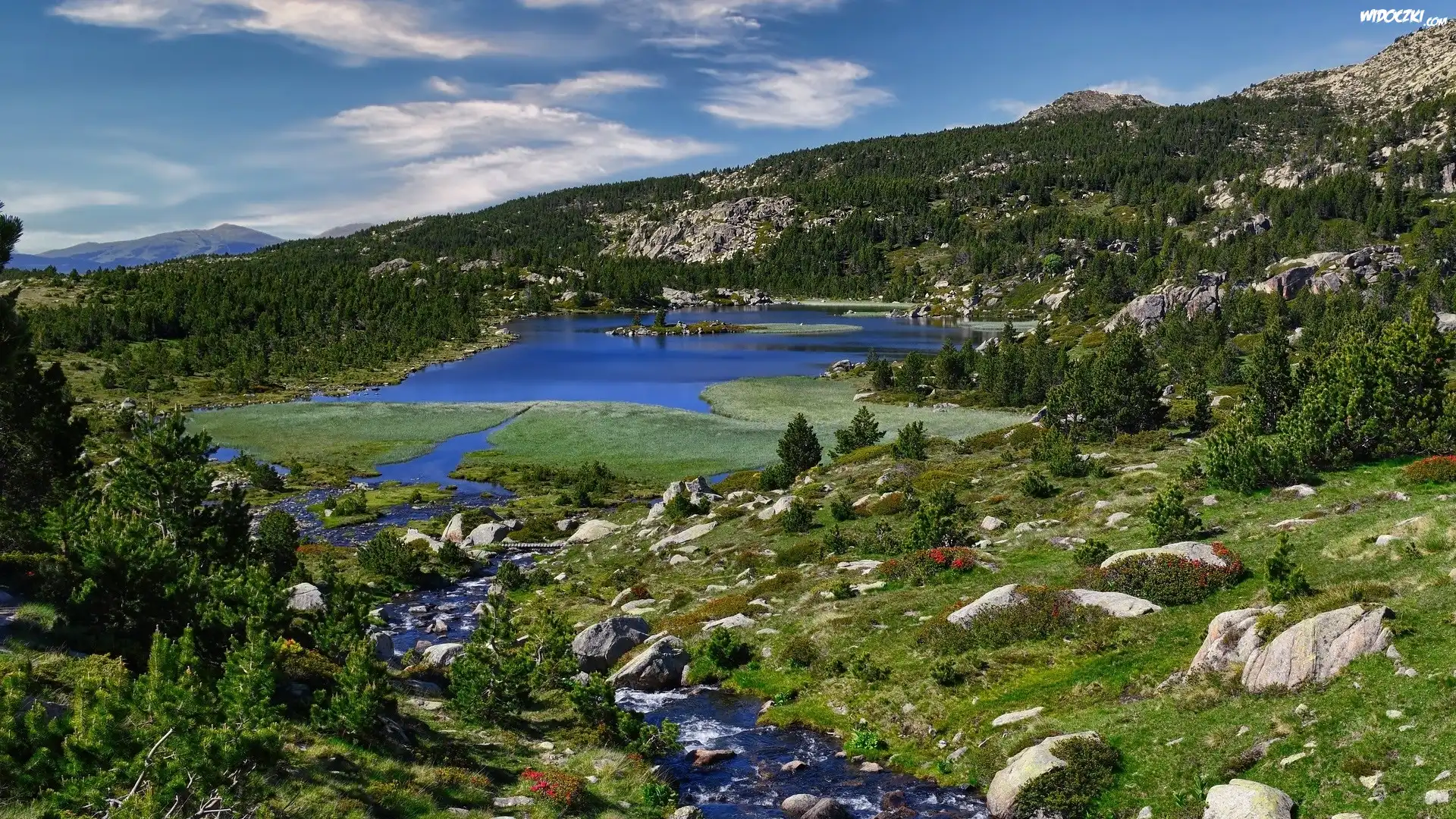 Góry, Pireneje, Jezioro, Lac des Bouillouses, Rzeka, Kamienie, Drzewa, Francja