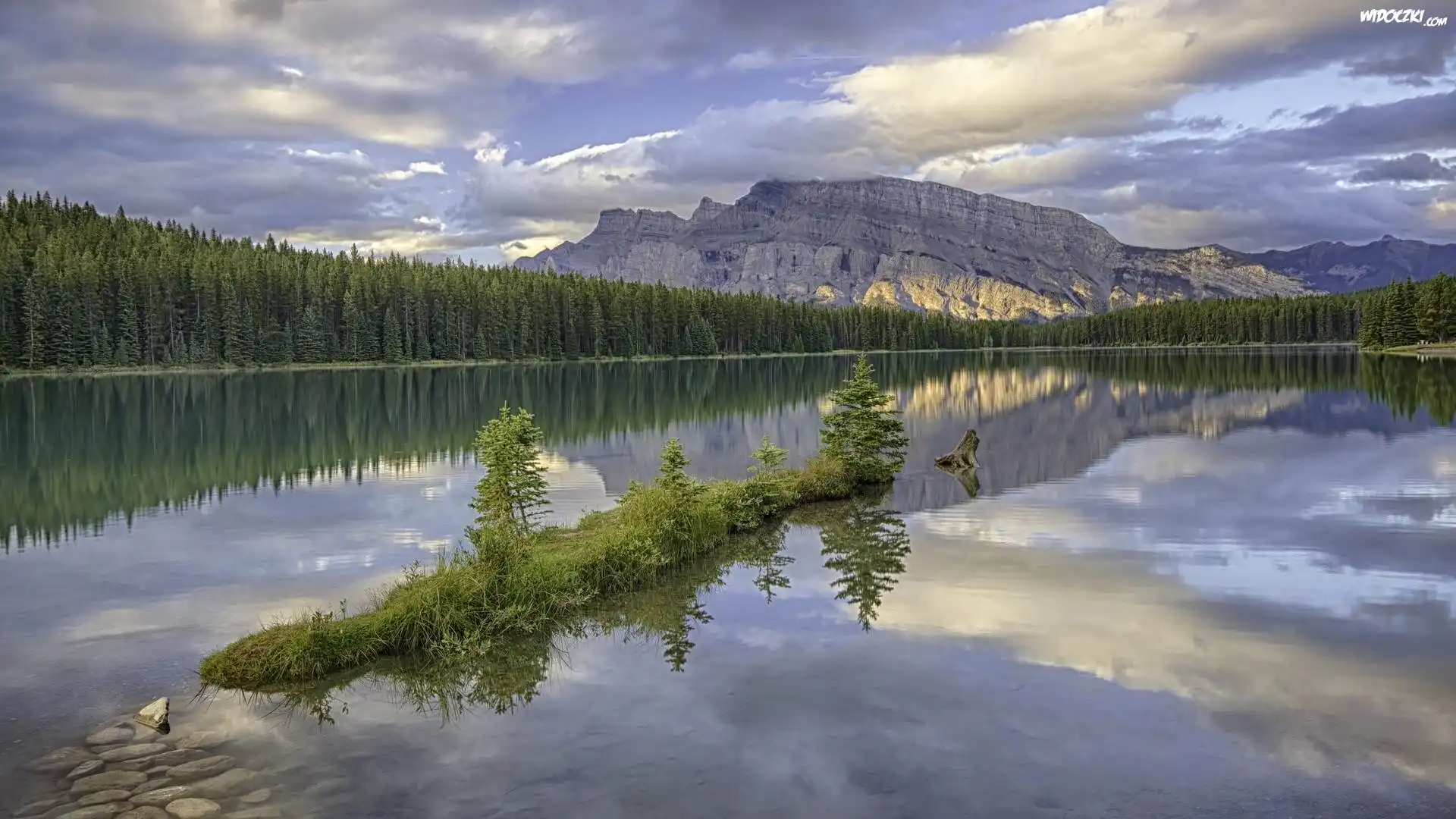 Góry, Mount Rundle, Jezioro Two Jack Lake, Park Narodowy Banff, Prowincja Alberta, Kanada, Odbicie, Drzewa, Świerki