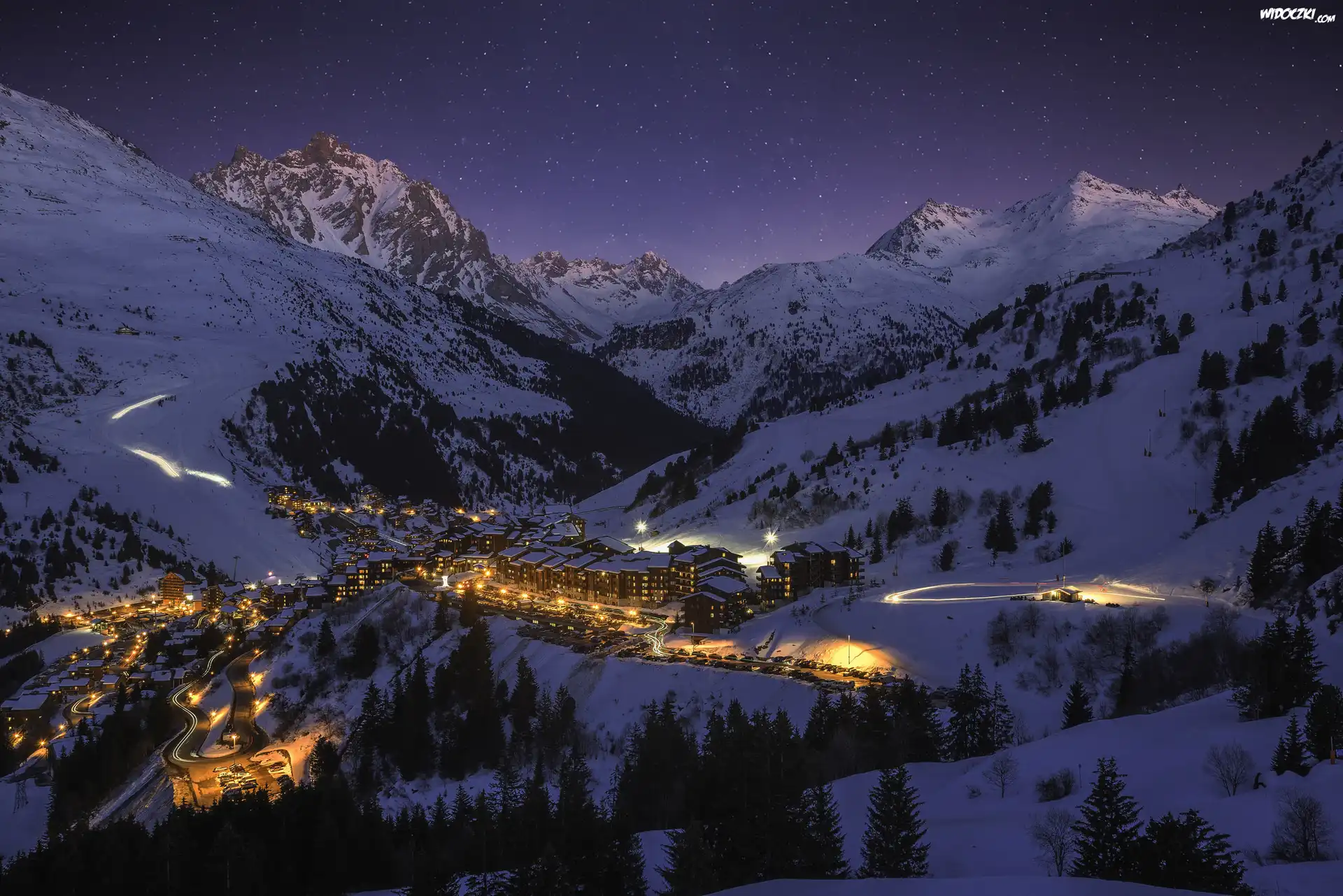 Francja, Region Rodan-Alpy, Meribel, Góry Alpy, Zima, Domy, Drzewa, Światła, Noc