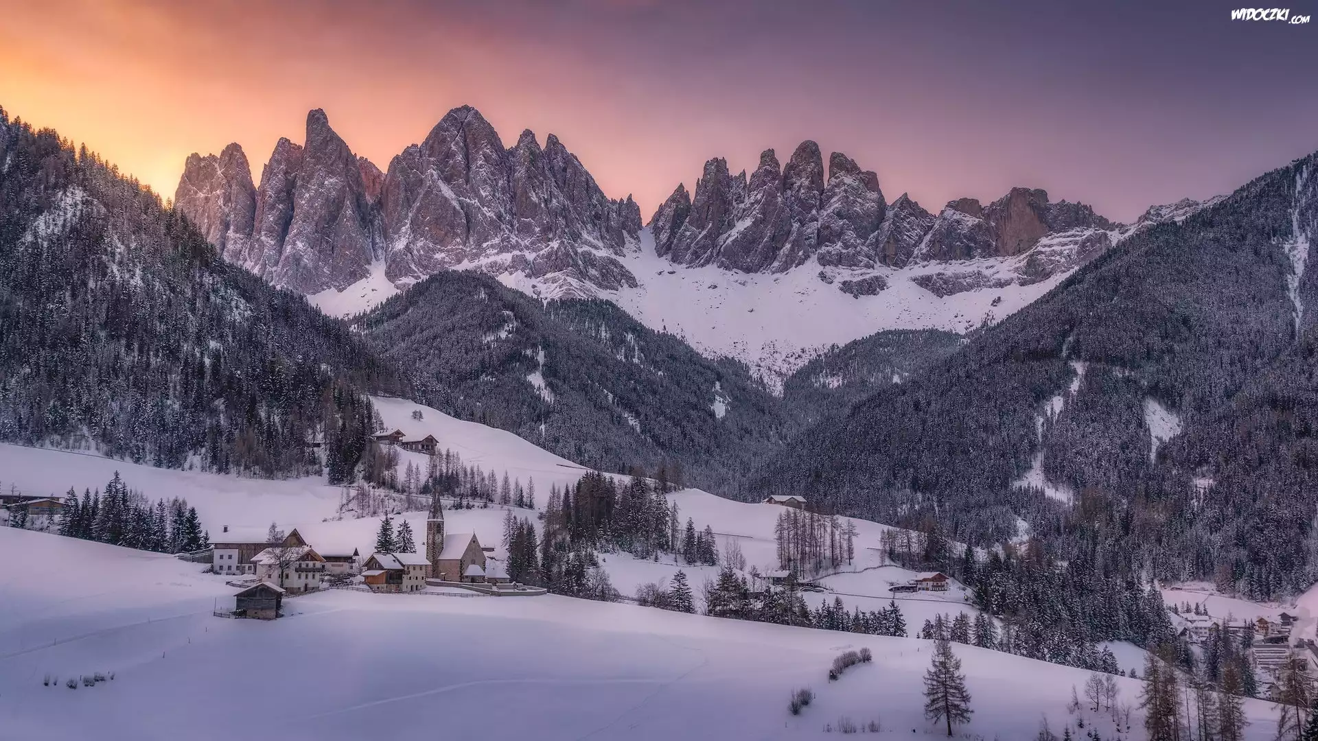 Góry, Dolomity, Masyw Odle, Zima, Śnieg, Wieś, Santa Maddalena, Kościół, Dolina, Val di Funes, Włochy