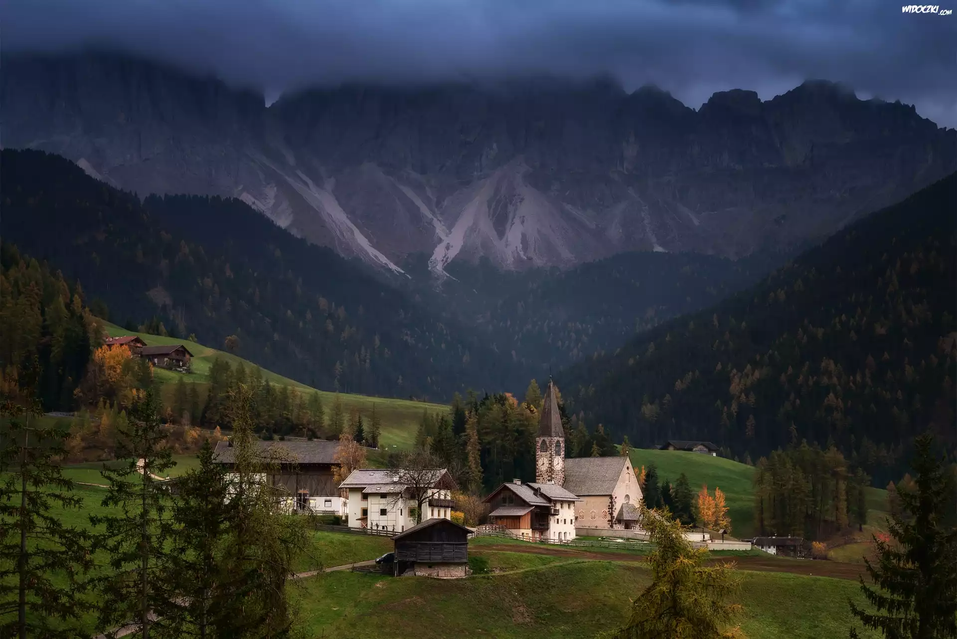 Góry, Dolomity, Las, Drzewa, Domy, Kościół, Chmury, Wieś, Santa Maddalena, Dolina Val di Funes, Włochy