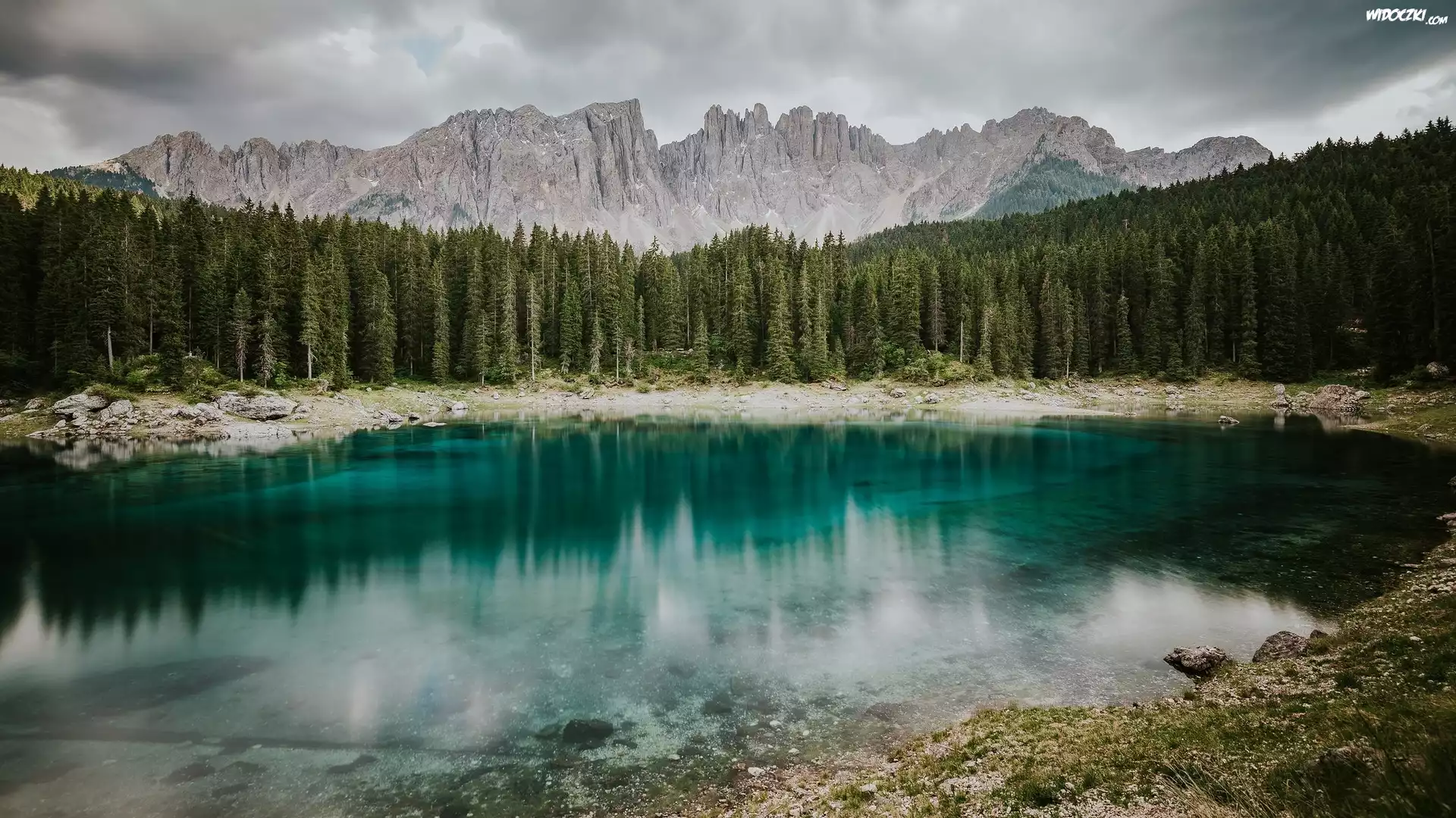 Jezioro Karersee, Góry Dolomity, Góra Latemar, Drzewa, Las, Miejscowość Welschnofen, Włochy
