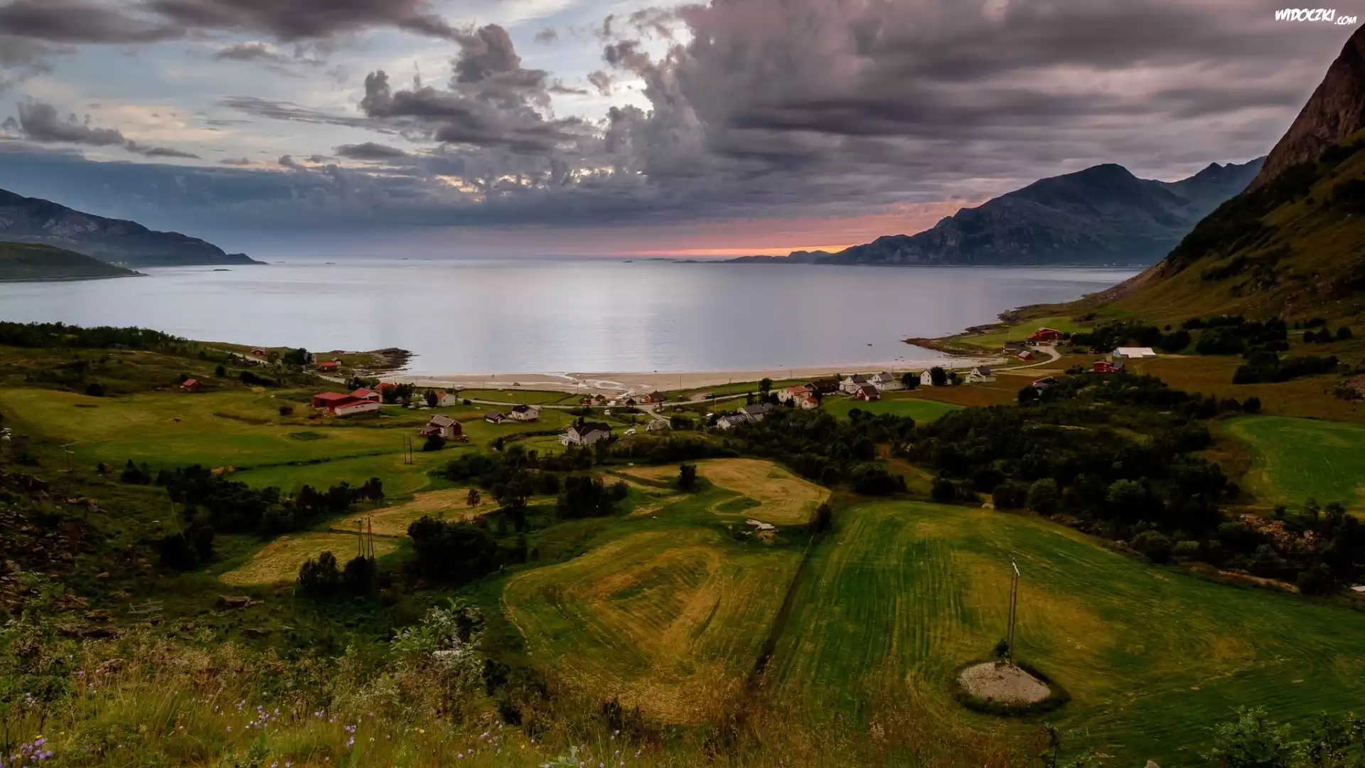 Norwegia, Wioska Grøtfjord, Pola, Drzewa, Fiord, Góry