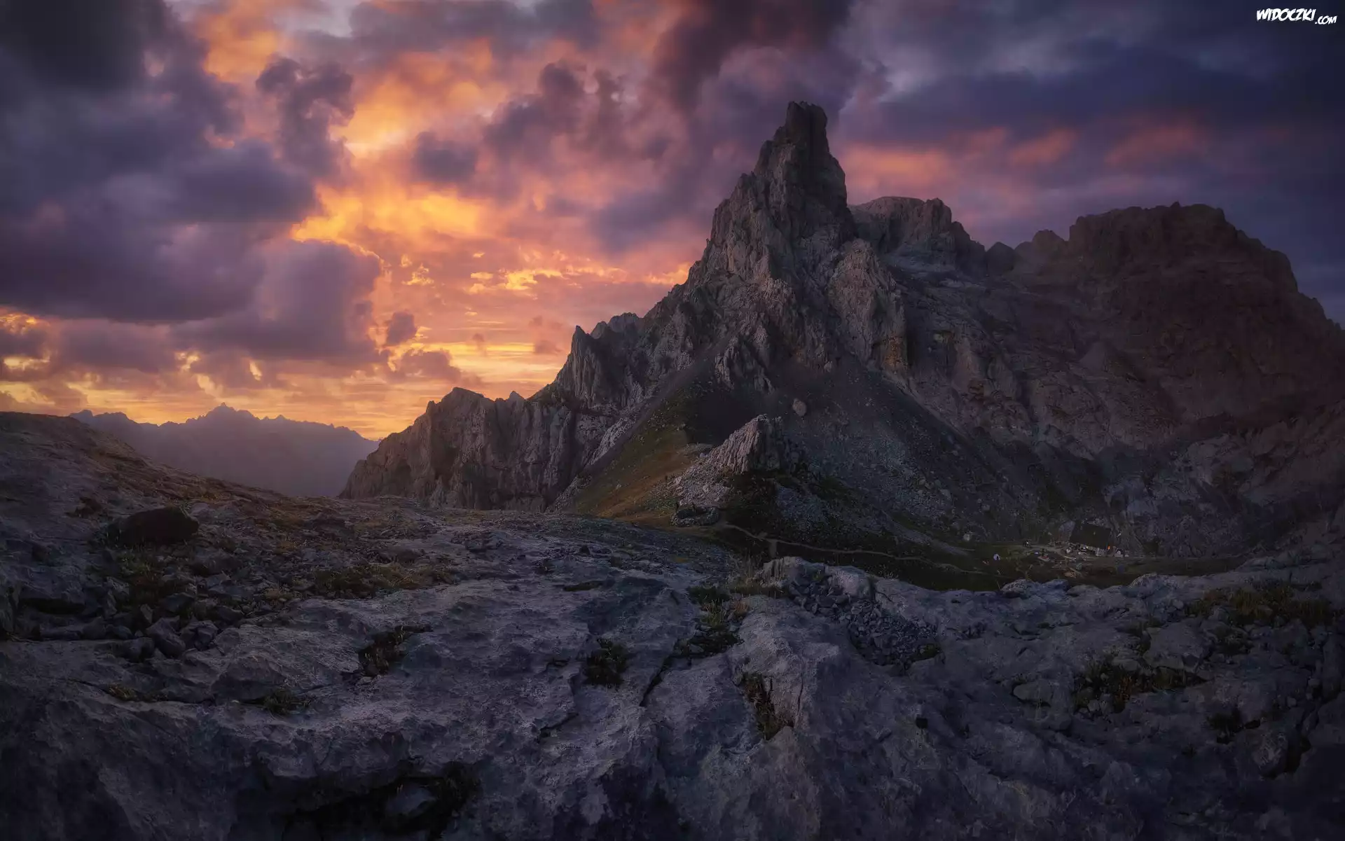 Góry Kantabryjskie, Pasmo Picos de Europa, Park Narodowy Picos de Europa, Skały, Zachód słońca, Chmury, Asturia, Kantabria, Hiszpania