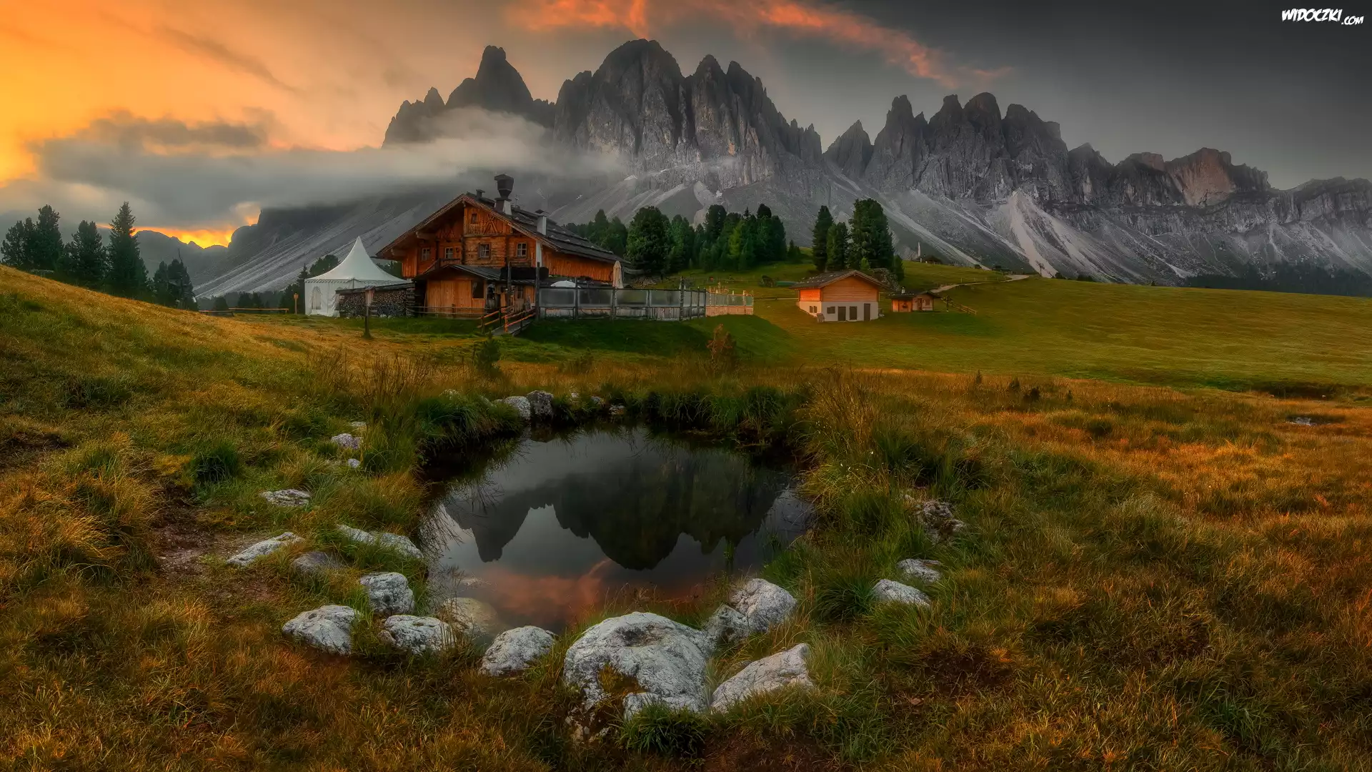 Góry, Dolomity, Park krajobrazowy Puez Odle, Góry, Domy, Oczko wodne, Chmury, Drzewa, Włochy