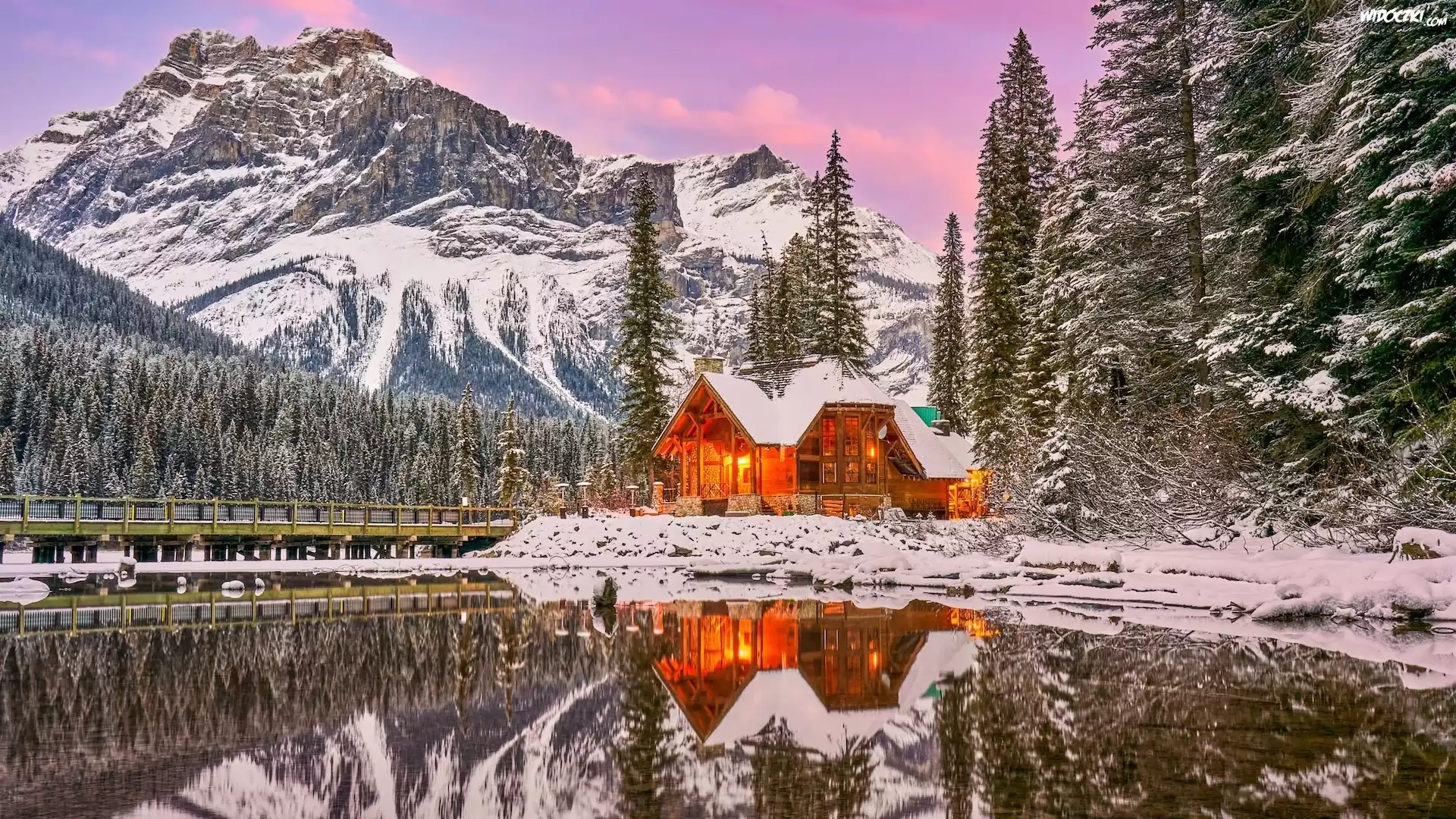 Kanada, Kolumbia Brytyjska, Park Narodowy Yoho, Góry, Jezioro, Emerald Lake, Zima, Drzewa, Dom, Oświetlony, Most, Odbicie