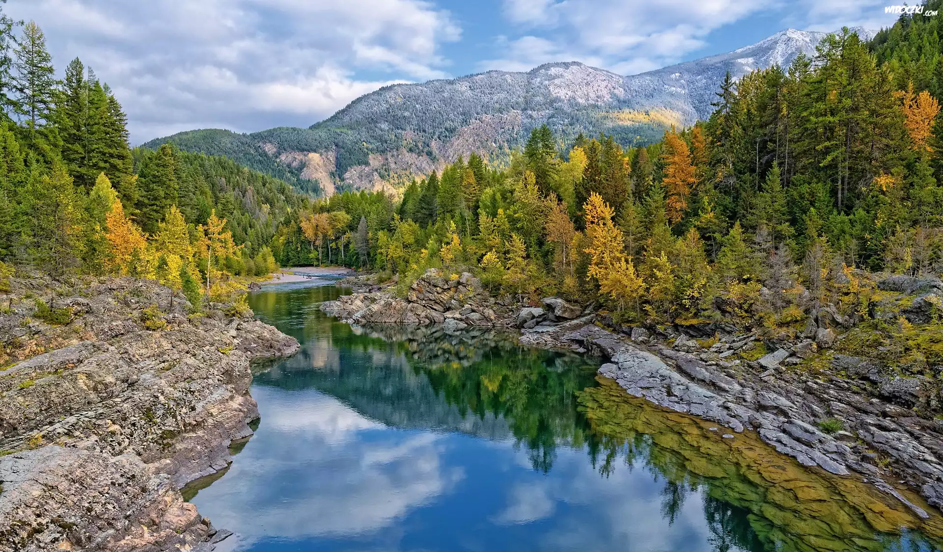 Stany Zjednoczone, Stan Montana, Park Narodowy Glacier, Góry, Rzeka, Flathead River, Las, Drzewa, Jesień, Chmury