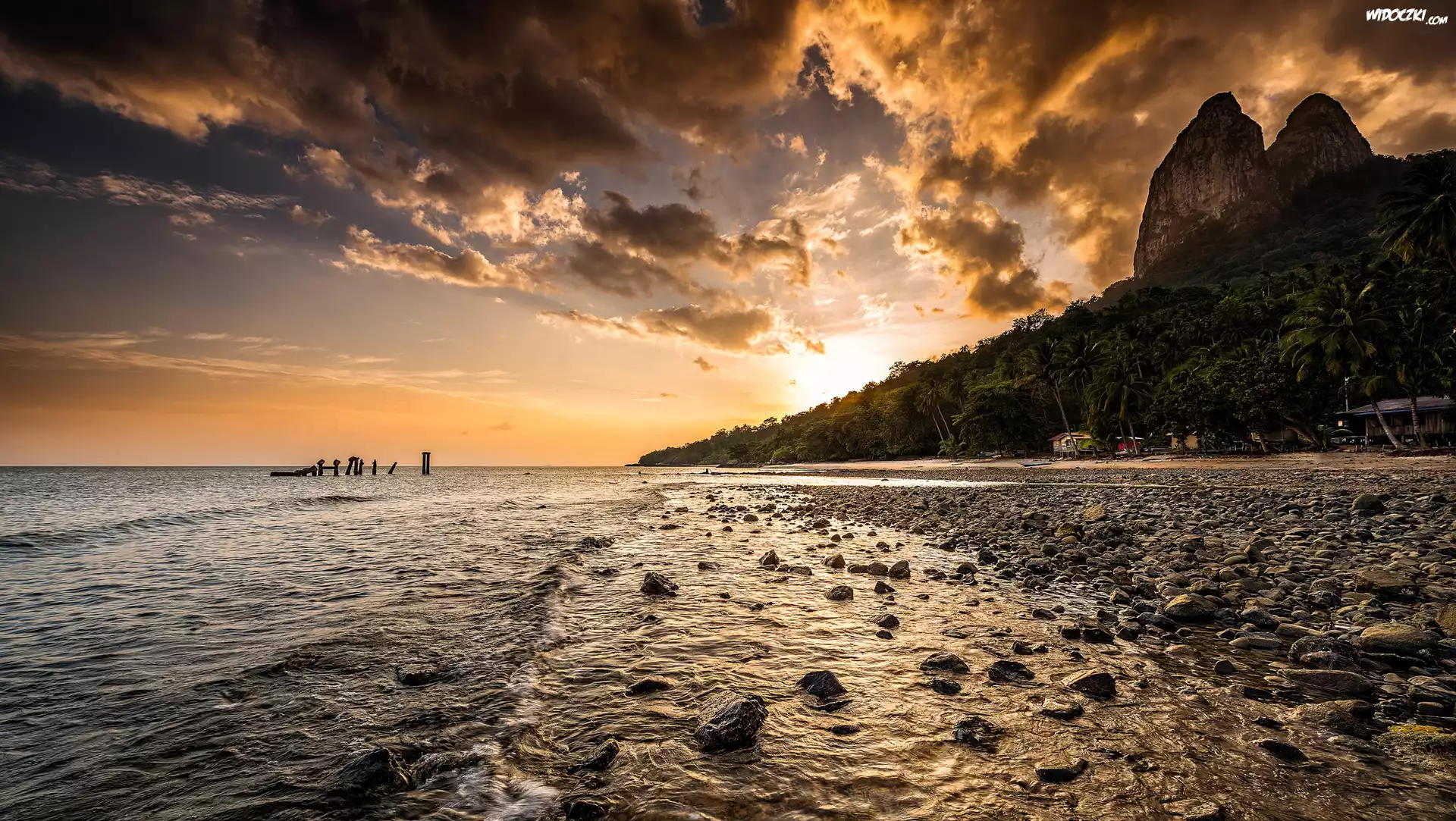 Morze, Góry, Wschód słońca, Palmy, Plaża, Chmury