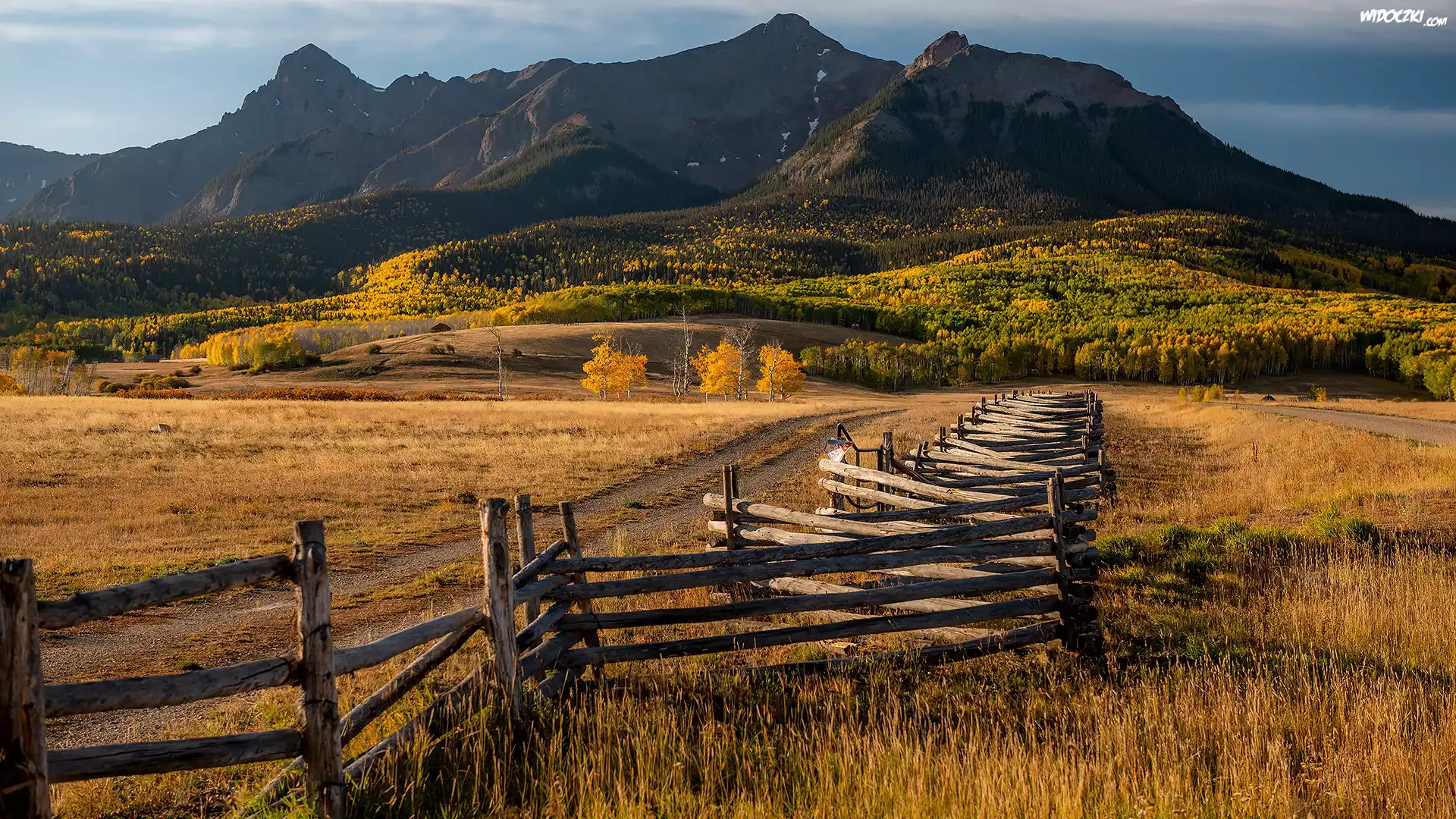 Góry Skaliste, San Juan Mountains, Góra Sneffels Range, Pola, Łąki, Lasy, Droga, Jesień, Ogrodzenie, Płot, Kolorado, Stany Zjednoczone