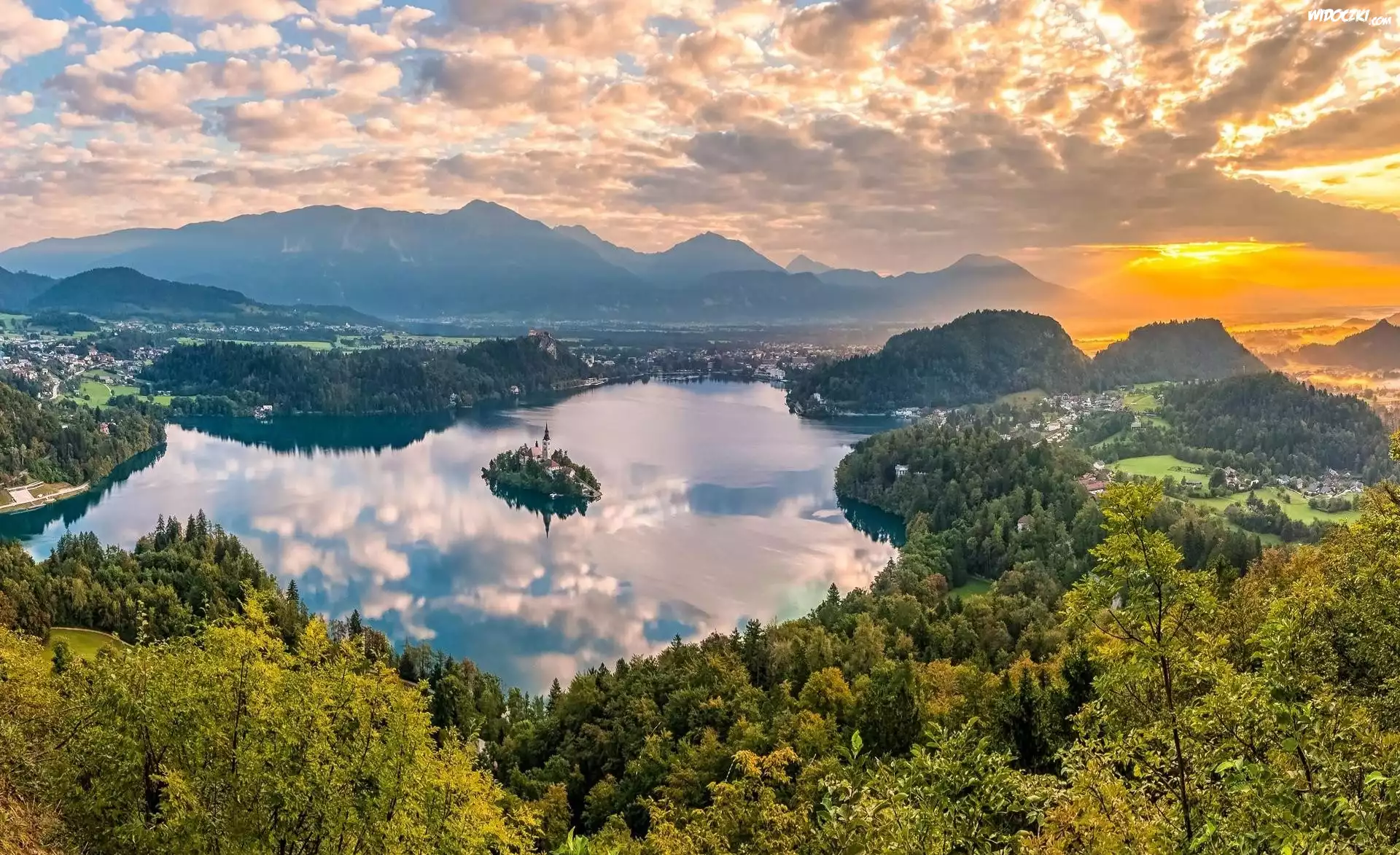 Słowenia, Wyspa Blejski Otok, Góry Alpy Julijskie, Jezioro Bled, Las, Zachód słońca, Chmury, Drzewa