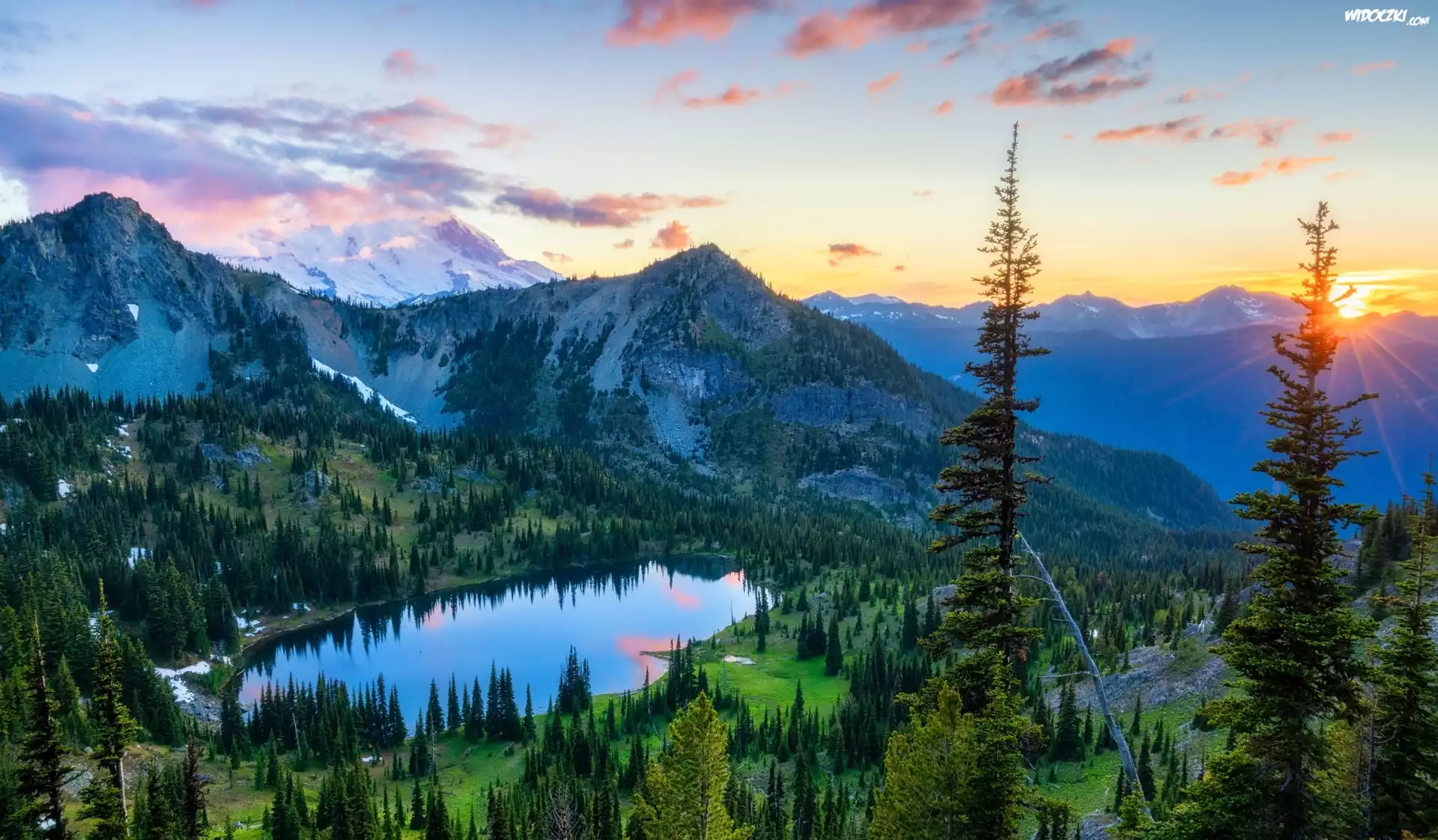 Góry, Jezioro Crystal Lake, Drzewa, Promienie słońca, Chmury, Park Narodowy Mount Rainier, Stan Waszyngton, Stany Zjednoczone