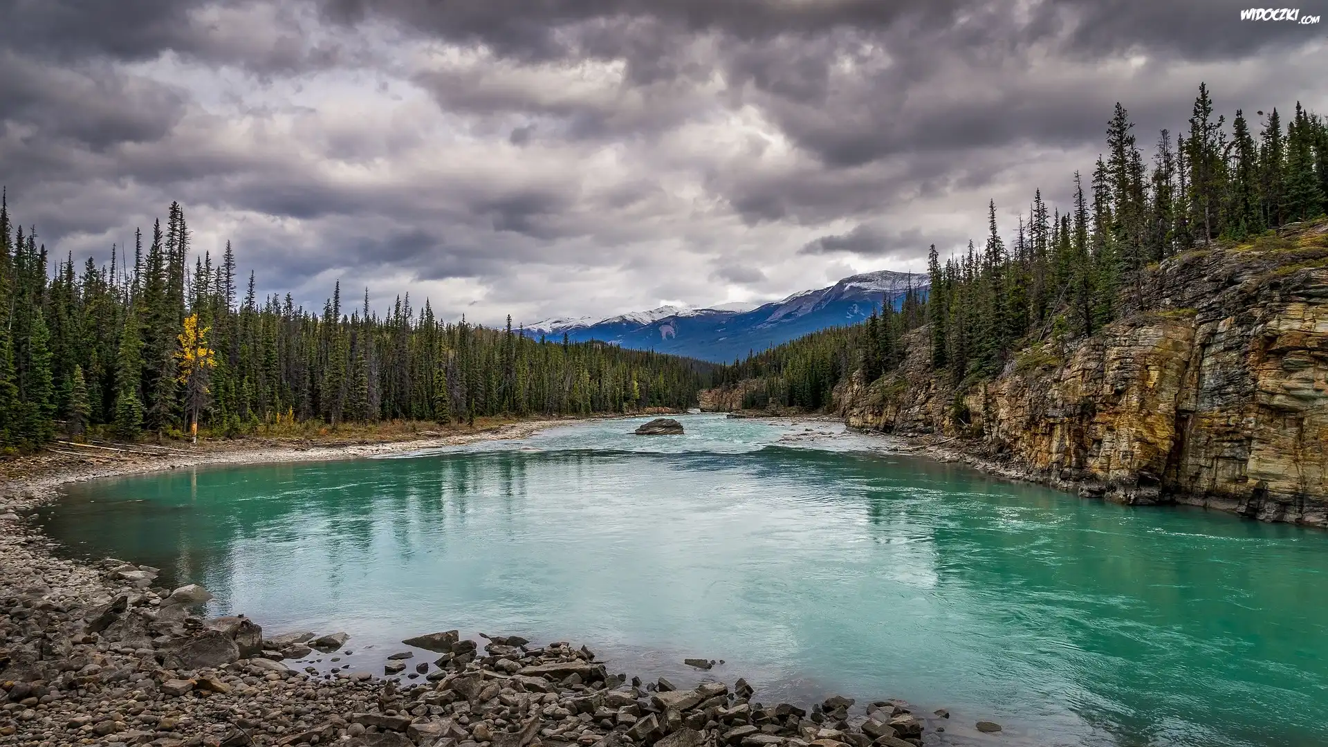 Rzeka Athabaskana, Góry, Skały, Świerki, Kamienie, Park Narodowy Jasper, Alberta, Kanada