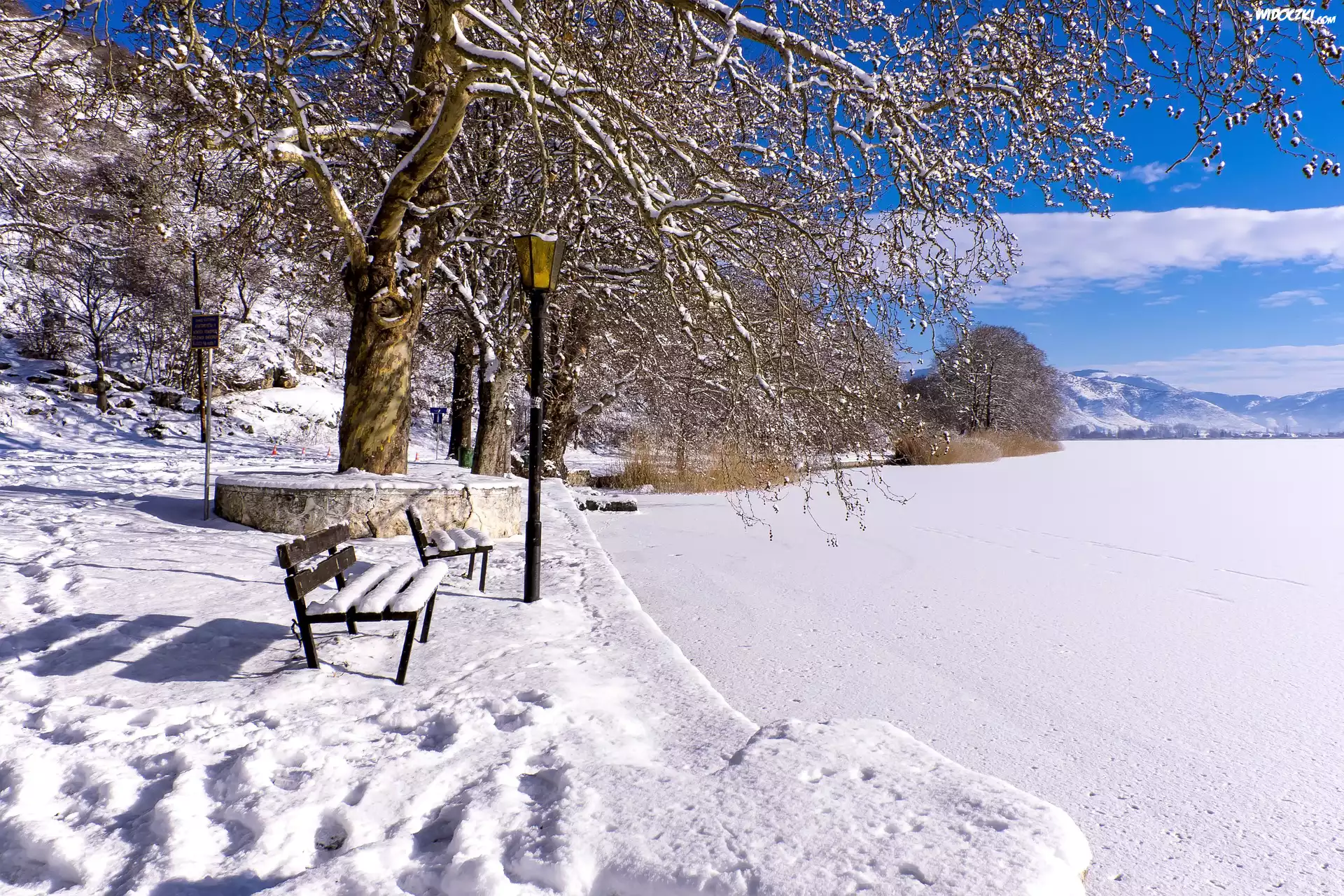 Zima, Śnieg, Jezioro Kastoria, Park, Latarnia, Ławeczki, Drzewa, Kastoria, Grecja