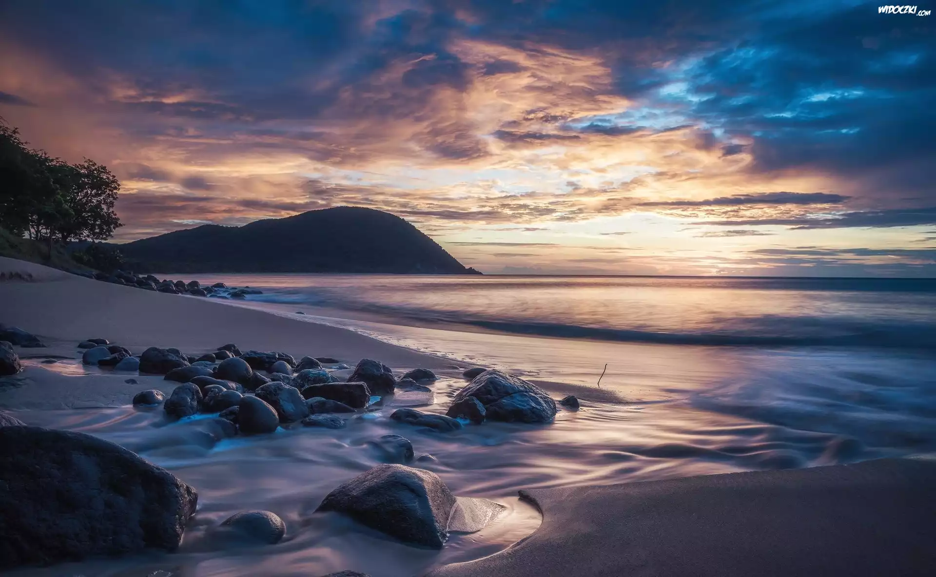 Ameryka środkowa, Gwadelupa, Morze, Plaża de Grande Anse, Kamienie, Drzewa, Wzgórza