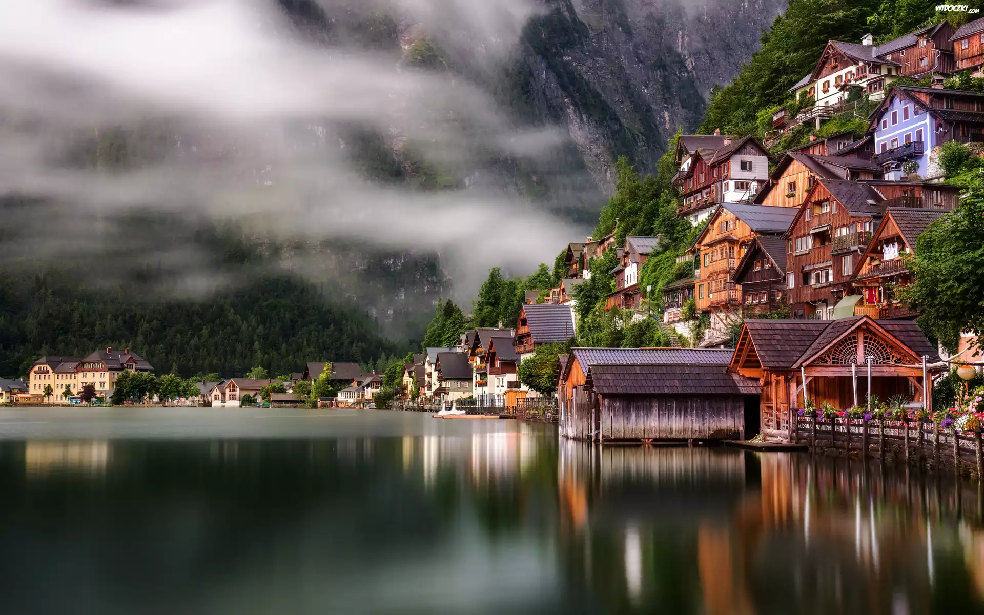 Austria, Hallstatt, Jezioro Hallstättersee, Domy, Góry, Mgła