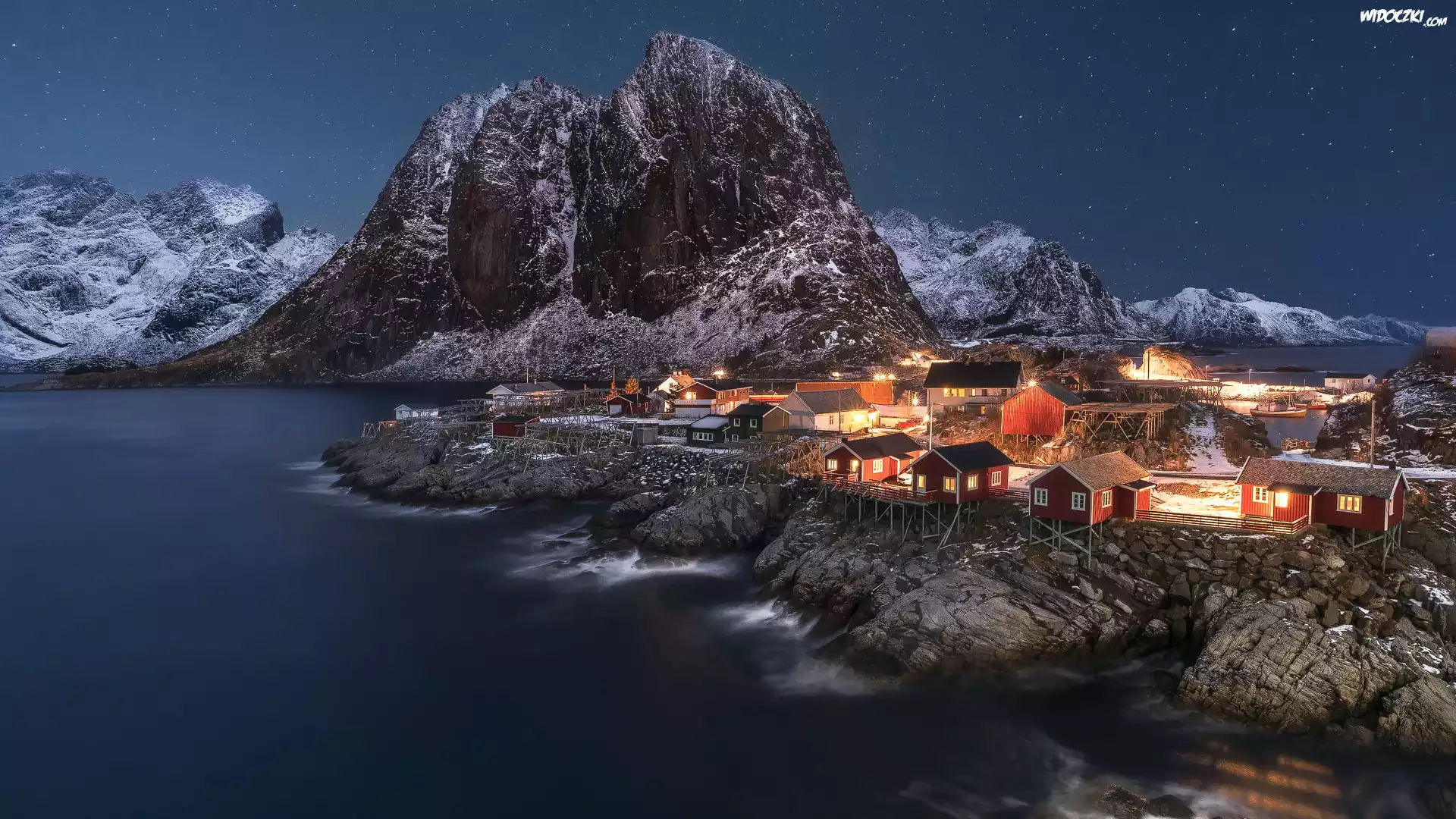 Norwegia, Lofoty, Wyspa Moskenesoya, Wieś Hamnoy, Morze Norweskie, Oświetlone, Domy, Ośnieżone, Góry