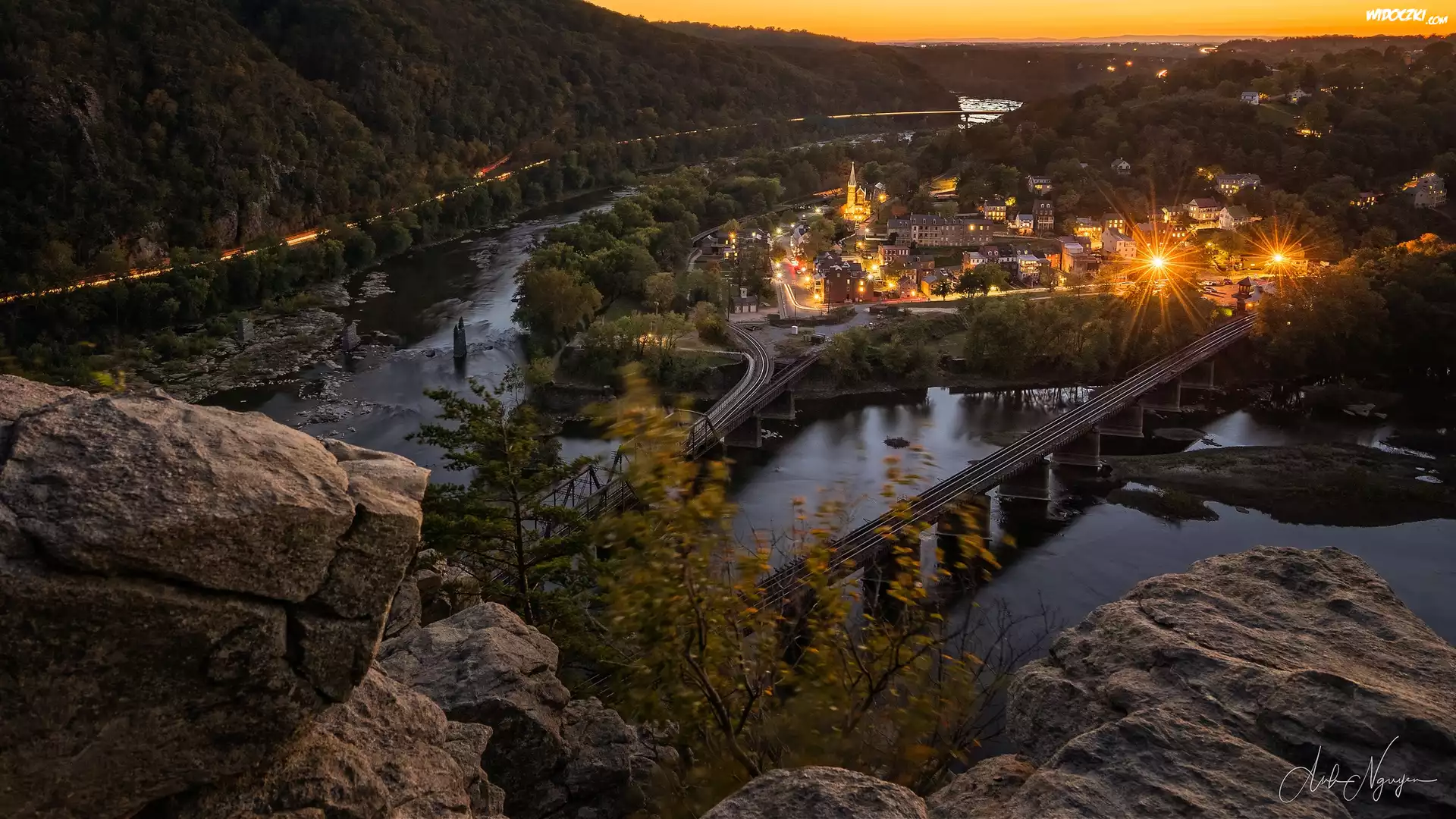 Harpers Ferry, Domy, Światła, Rzeka Shenandoah, Mosty, Drzewa, Kamienie, Hrabstwo Jefferson, Stan Wirginia Zachodnia, Stany Zjednoczone