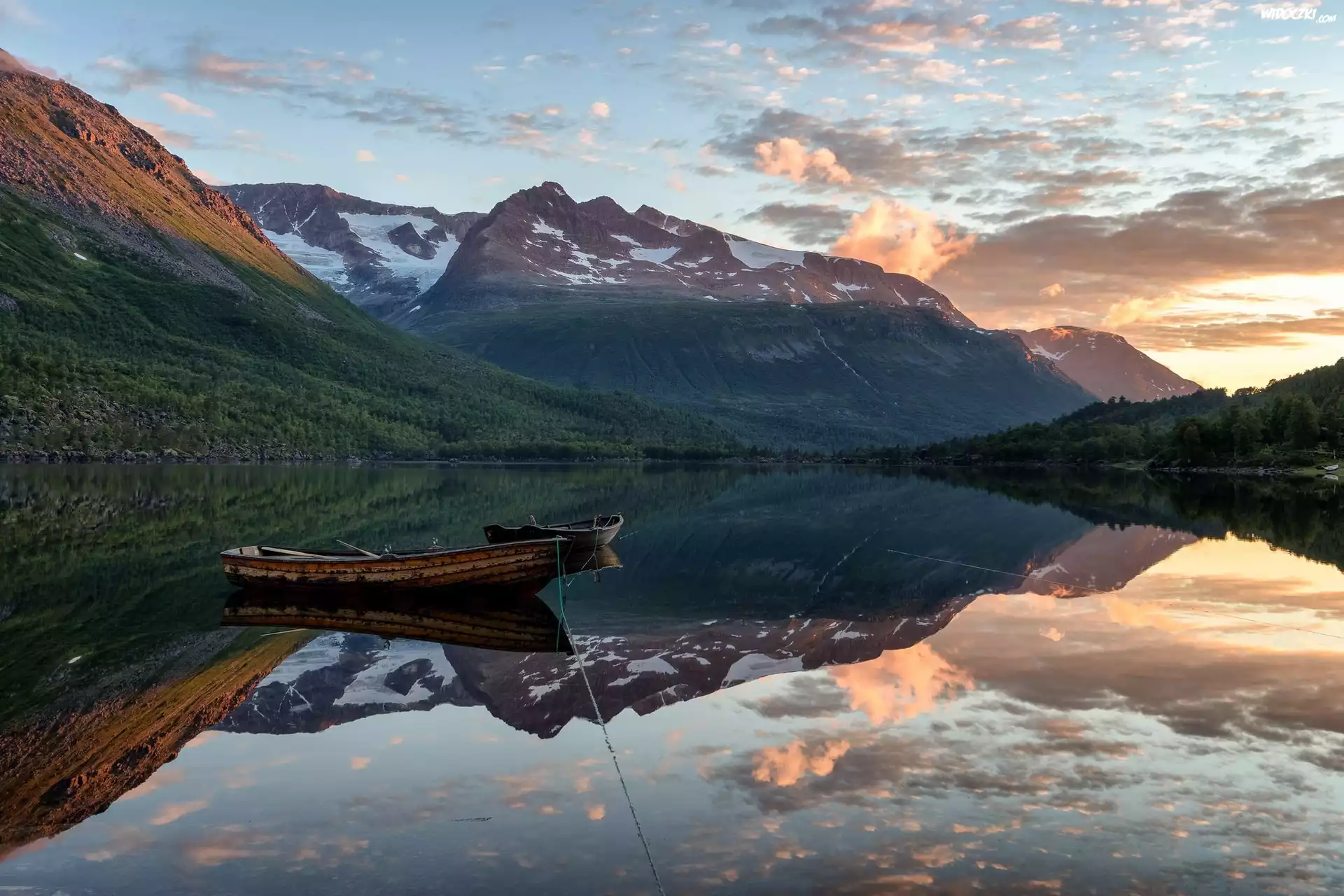 Norwegia, Park Innerdalen, Góry Trollheimen, Jezioro, Łódki, Lasy, Drzewa, Wschód słońca