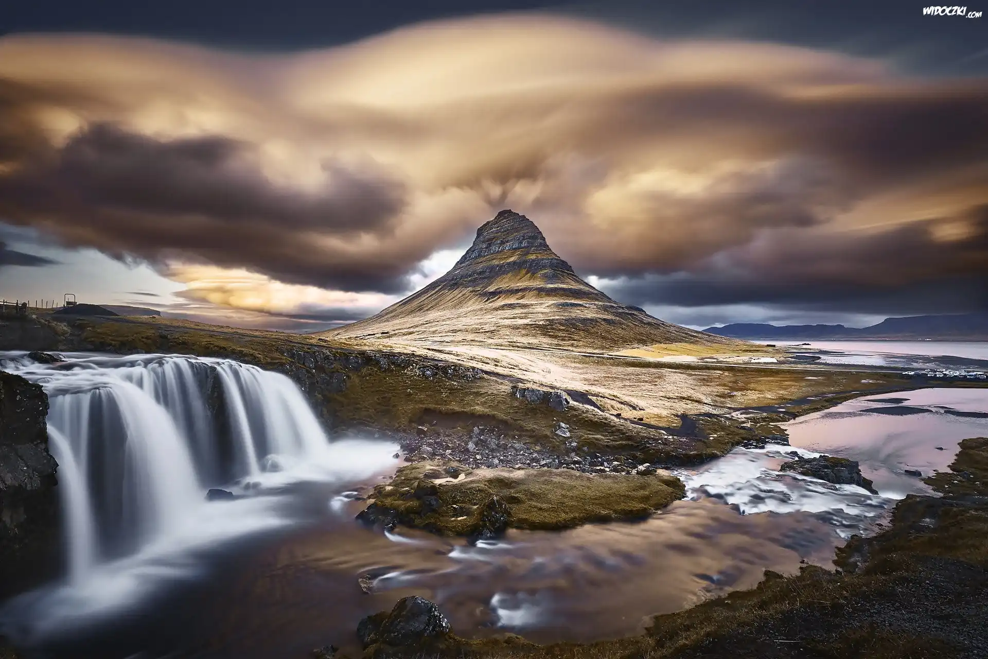 Islandia, Góra Kirkjufell, Wodospad Kirkjufellsfoss, Kamienie