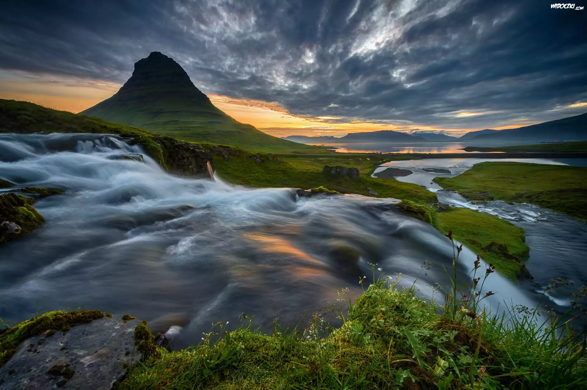 Islandia, Góra Kirkjufell, Wodospad Kirkjufellsfoss, Rzeka