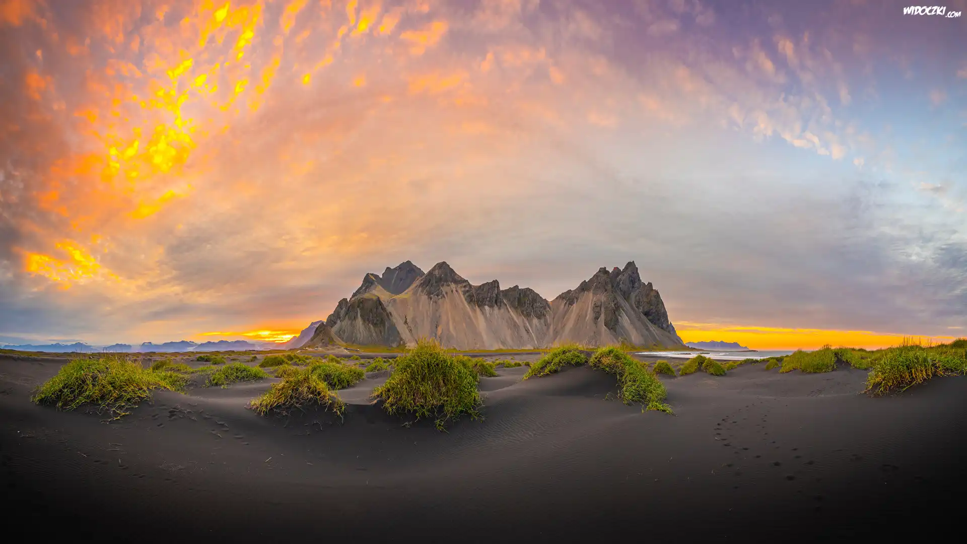 Islandia, Góry, Góra Vestrahorn, Plaża, Czarny, Piasek, Trawa, Kolorowe, Niebo