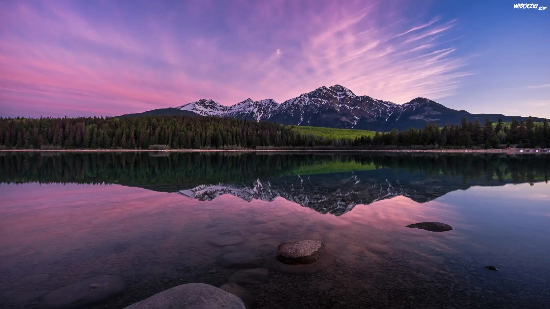Kanada, Prowincja Alberta, Park Narodowy Jasper, Jezioro Patricia Lake, Góry, Drzewa, Odbicie