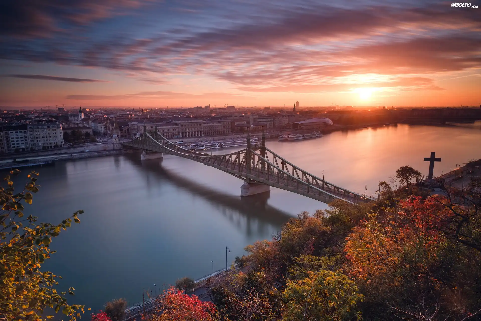 Węgry, Budapeszt, Rzeka Dunaj, Most Wolności, Zachód Słońca, Jesień