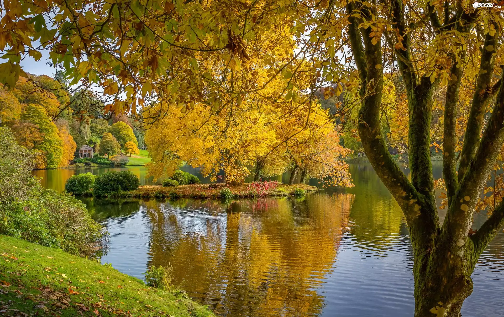 Anglia, Hrabstwo Wiltshire, Posiadłość Stourhead, Park, Jezioro, Altanka, Jesień