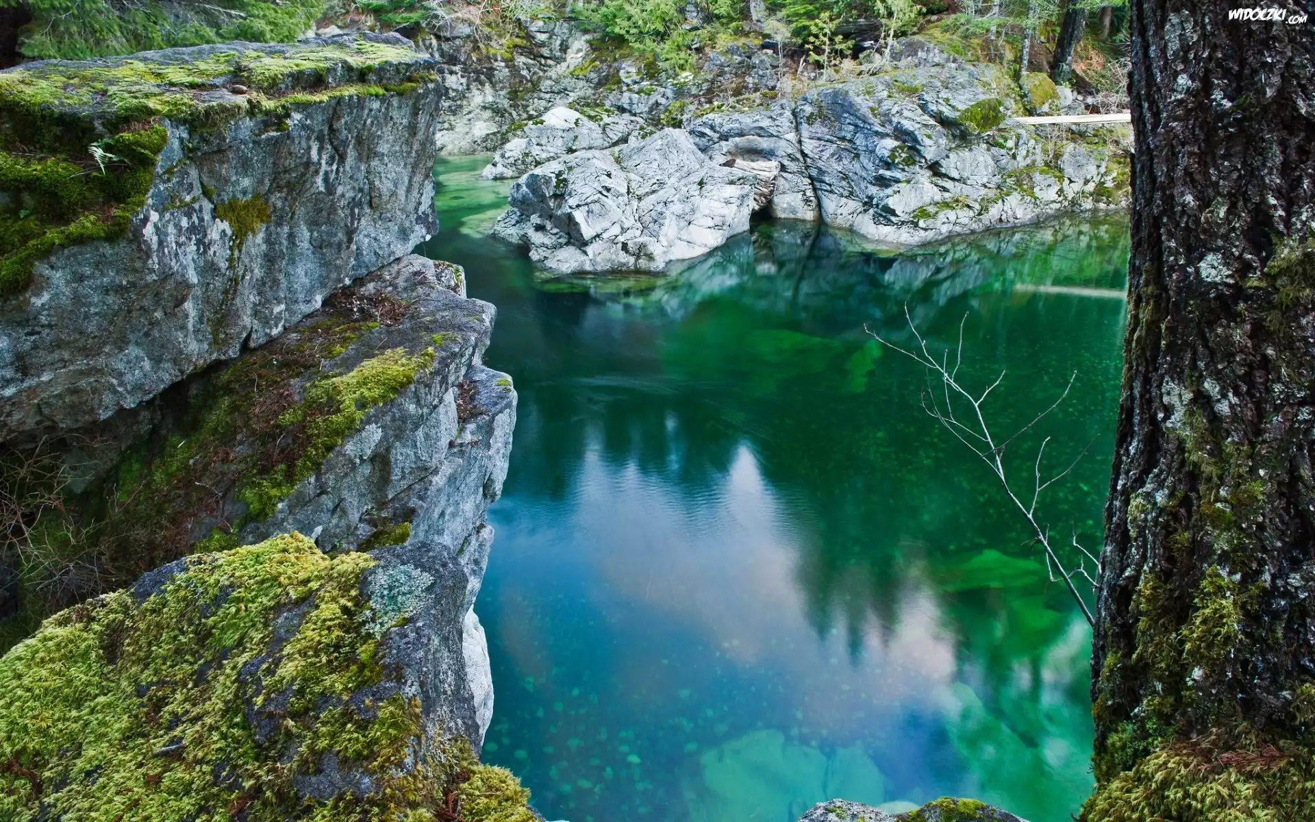 Małe, Jeziorko, Skały