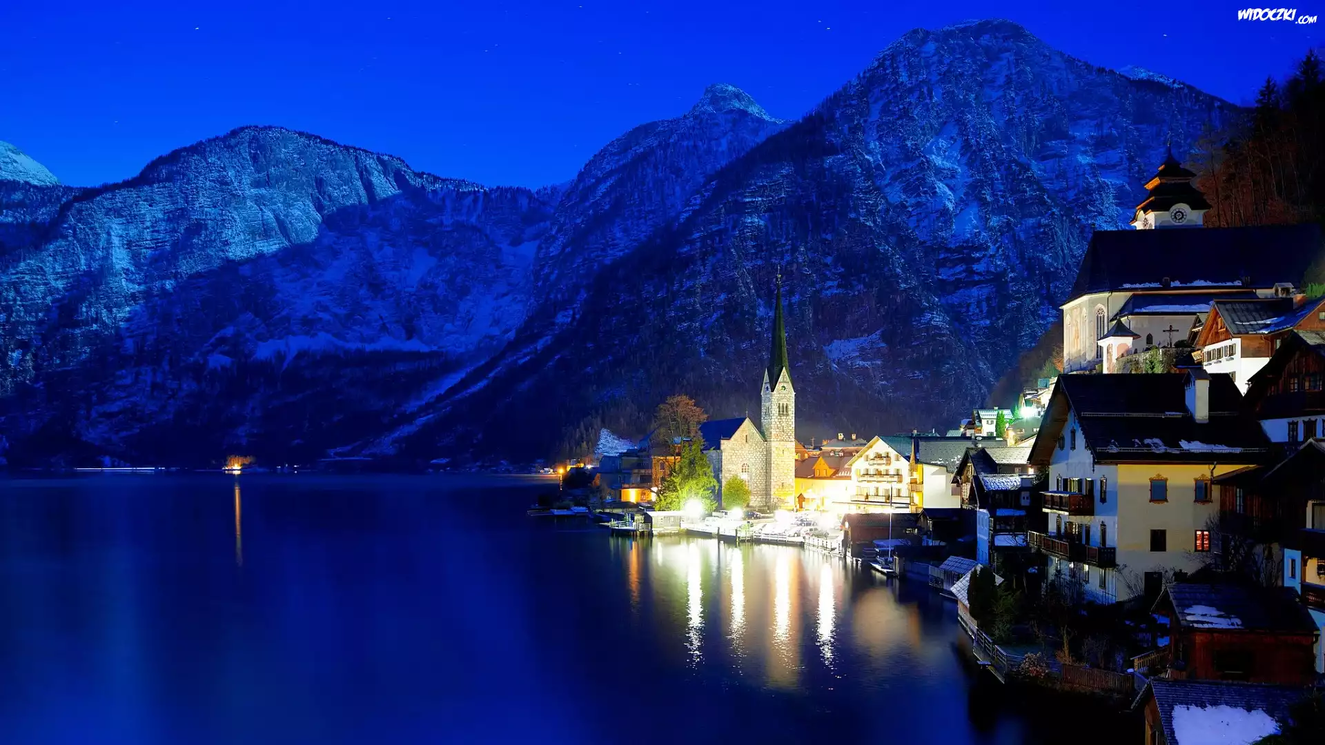 Austria, Alpy Salzburskie, Miasteczko Hallstatt, Jezioro Hallstättersee, Góry, Światła, Noc, Zima
