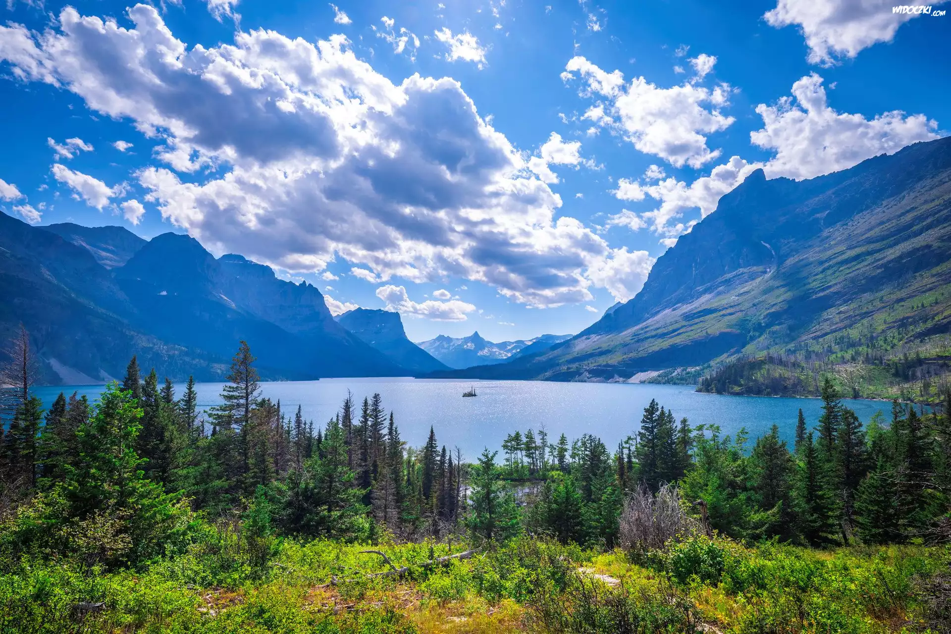 Park Narodowy Glacier, Jezioro, Saint Mary Lake, Drzewa, Góry, Chmury, Montana, Stany Zjednoczone
