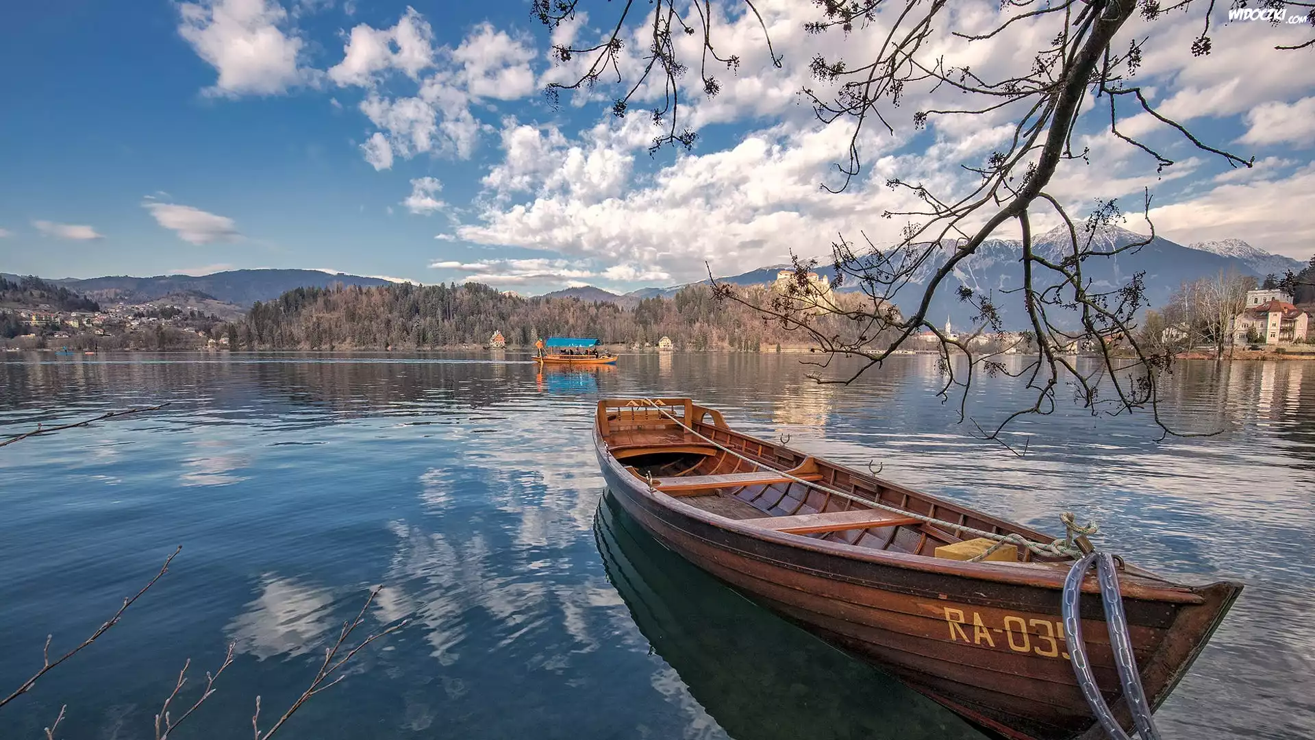 Jezioro, Bled Lake, Łódka, Góry, Alpy Julijskie, Drzewa, Domy, Słowenia