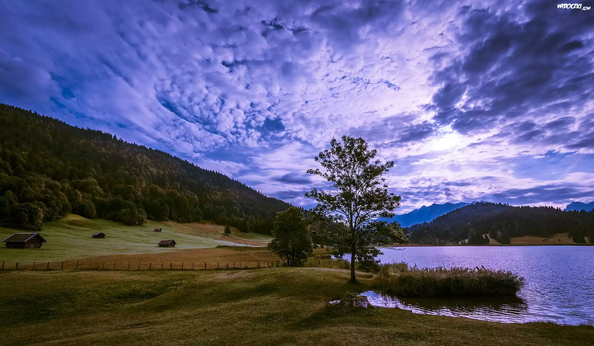 Jezioro Geroldsee, Wagenbruchsee, Góry Alpy, Wzgórze, Drewniane, Domki, Drzewo, Chmury, Niebo, Bawaria, Niemcy