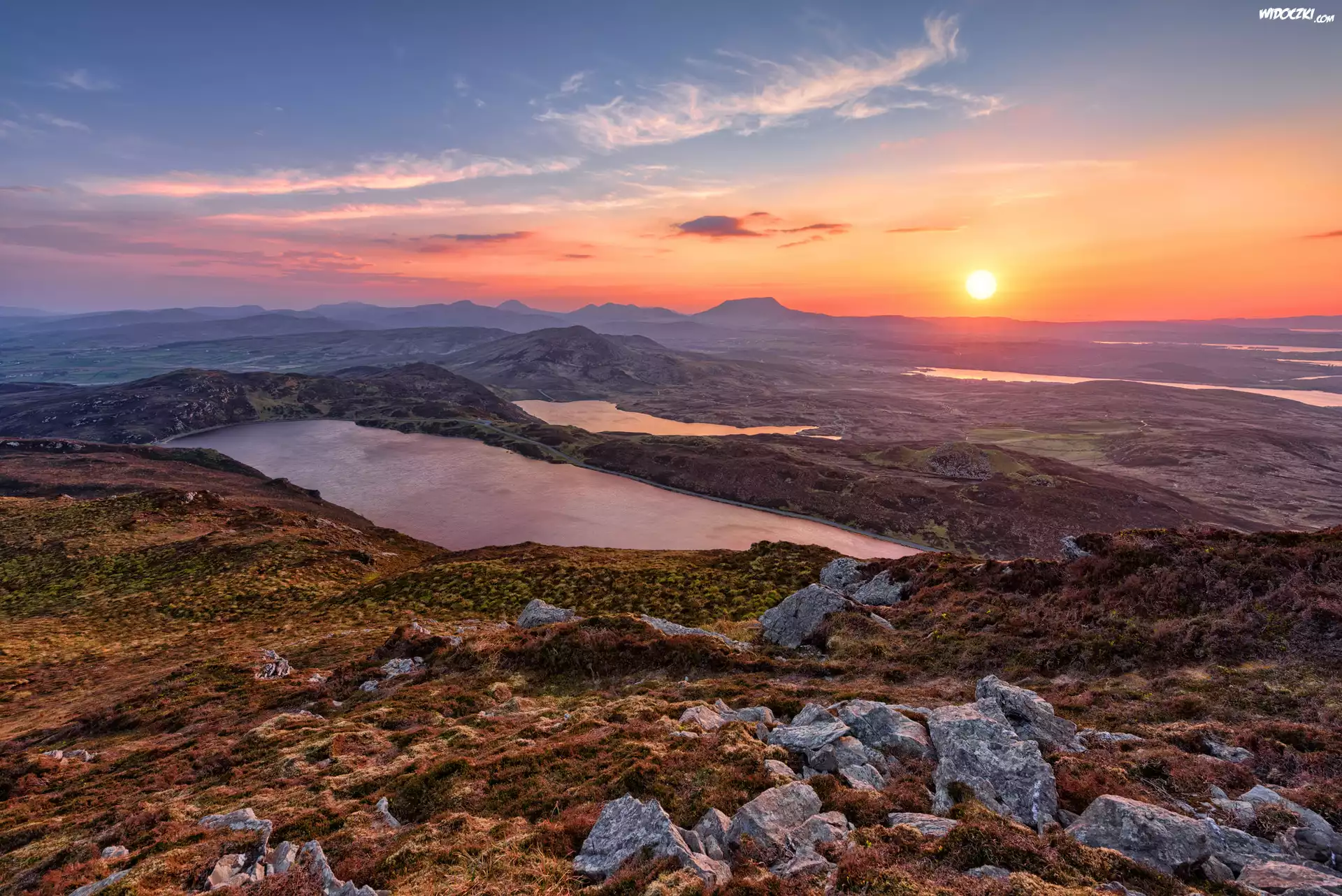 Jezioro Lough Greenan, Jezioro Lough Salt, Góry Derryveagh, Hrabstwo Donegal, Irlandia, Zachód słońca