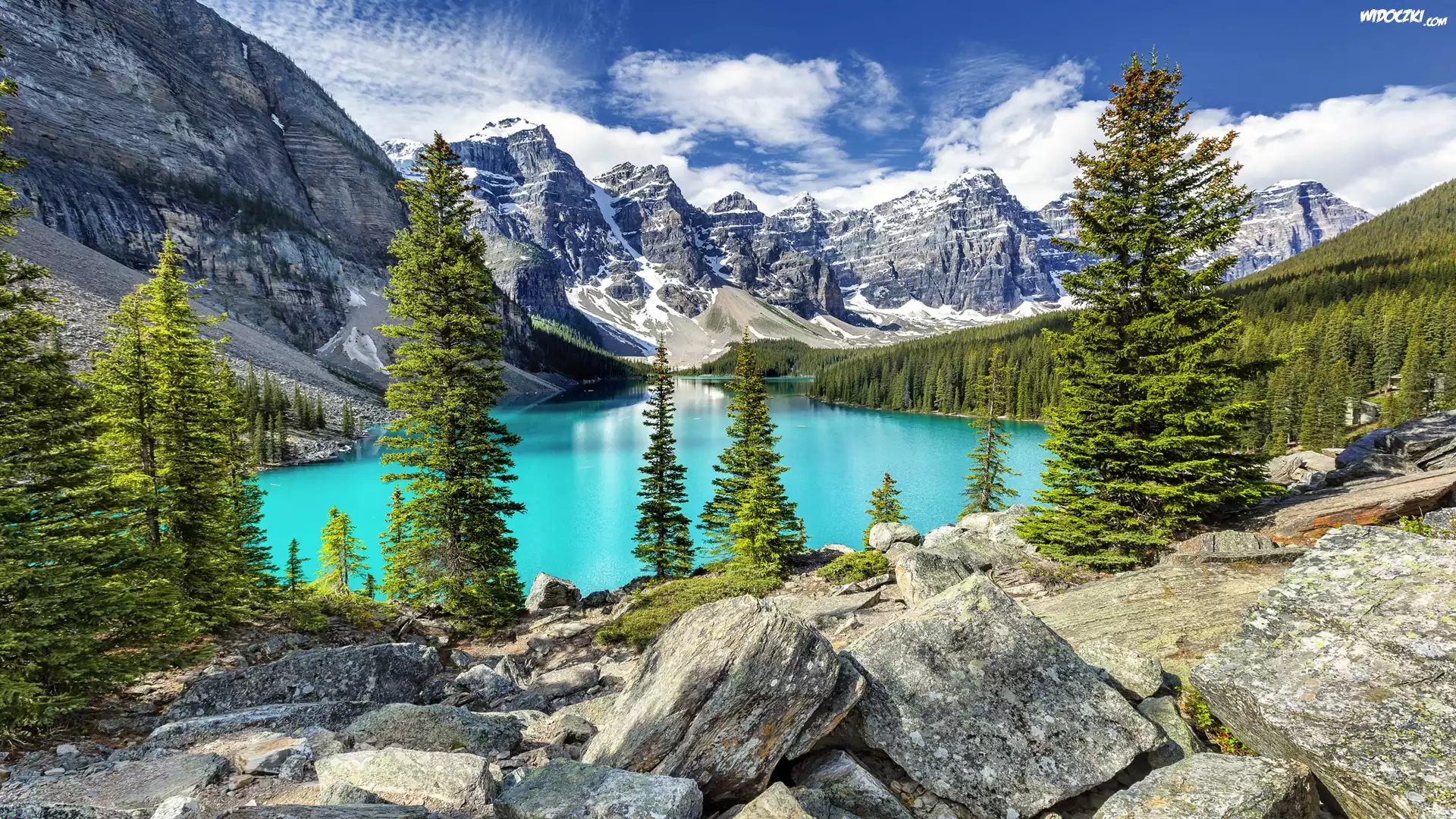 Kanada, Alberta, Park Narodowy Banff, Jezioro Moraine, Las, Drzewa, Kamienie, Chmury, Góry