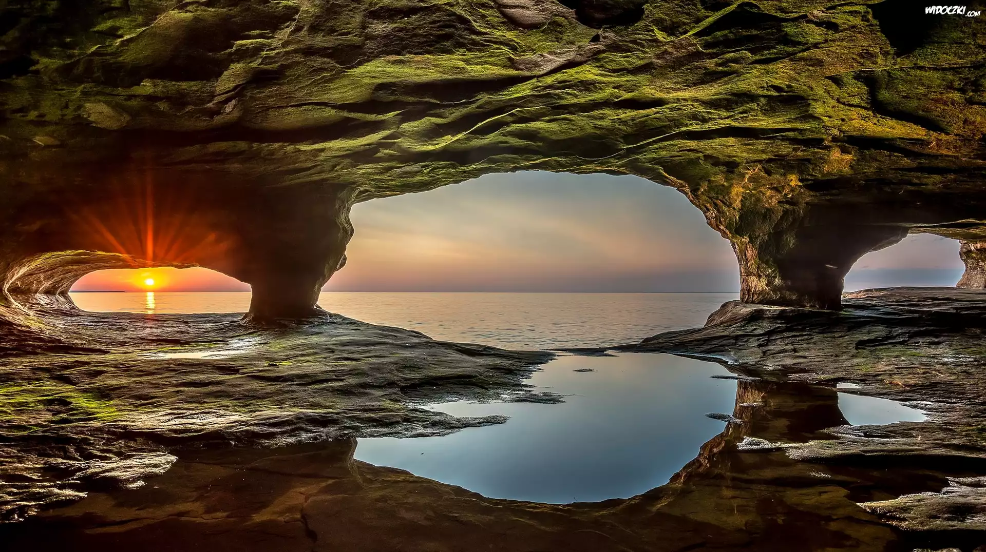 Jezioro Lake Superior, Skały, Jaskinia, Promienie słońca, Park Narodowy Pictured Rocks National Lakeshore, Munising, Stan Michigan, Stany Zjednoczone