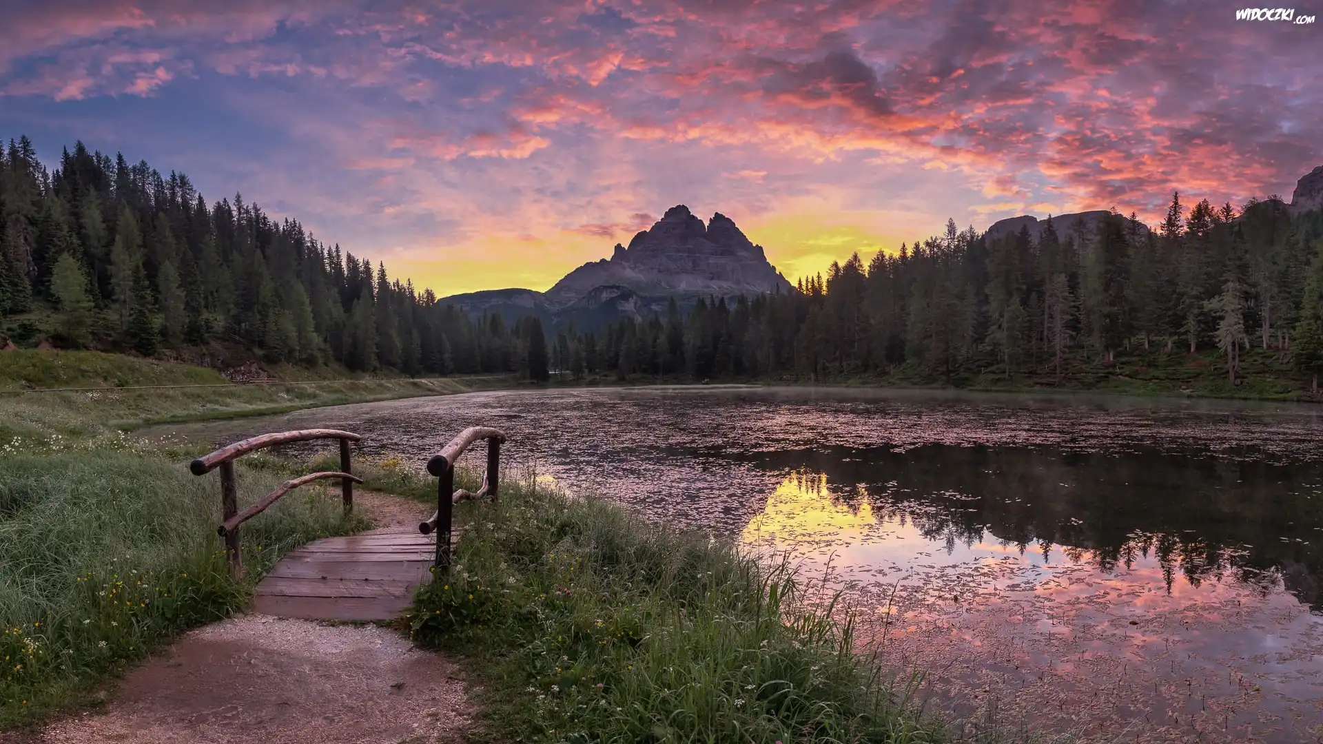 Jezioro, Antorno Lake, Mostek, Góry, Dolomity, Masyw, Tre Cime di Lavaredo, Drzewa, Las, Zachód słońca, Chmury, Prowincja Belluno, Włochy