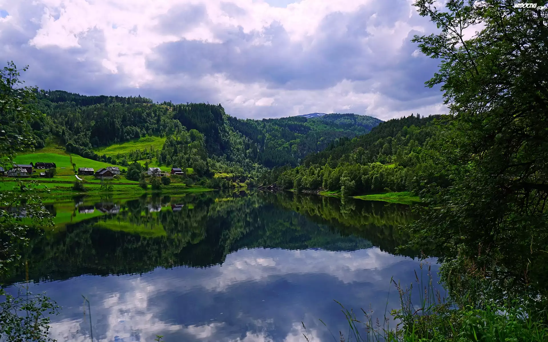 Norwegia, Jezioro Seimsvatnet, Wzgórza, Domy, Wieś, Odbicie