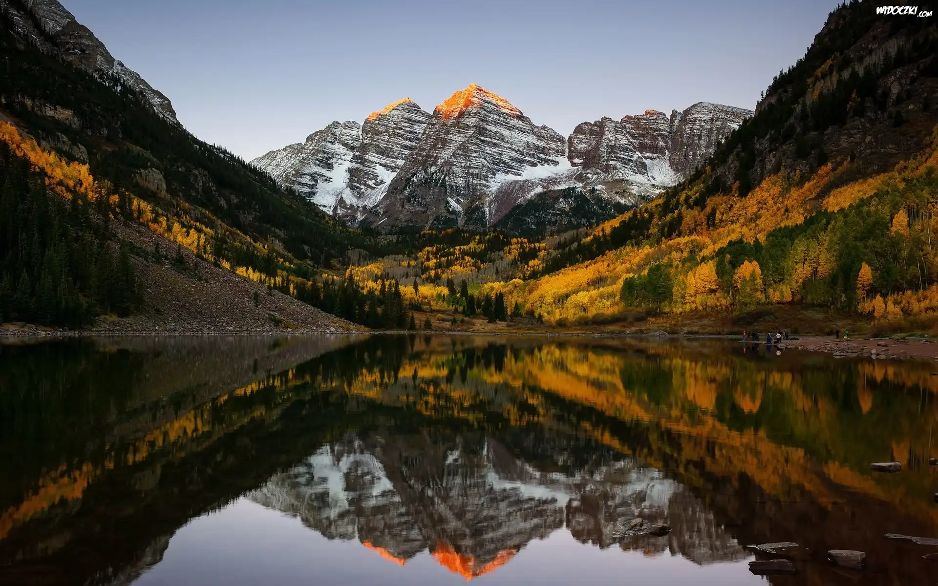 Stany Zjednoczone, Kolorado, Góry Skaliste, Szczyty Maroon Bells, Jezioro Maroon Lake, Drzewa, Odbicie, Jesień