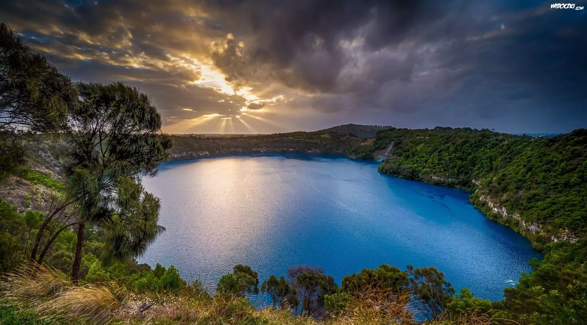 Australia, Jezioro Blue Lake, Drzewa, Chmury, Przebijające światło