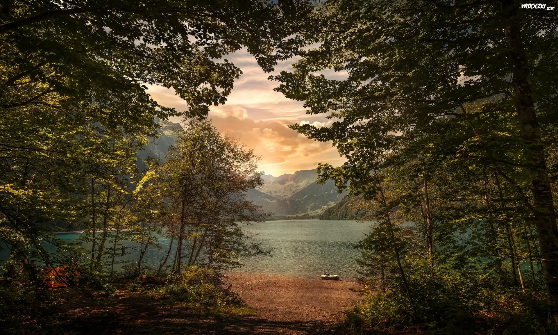 Szwajcaria, Kanton Glarus, Góry Alpy, Jezioro Klontalersee, Wschód słońca, Las, Drzewa, Ponton