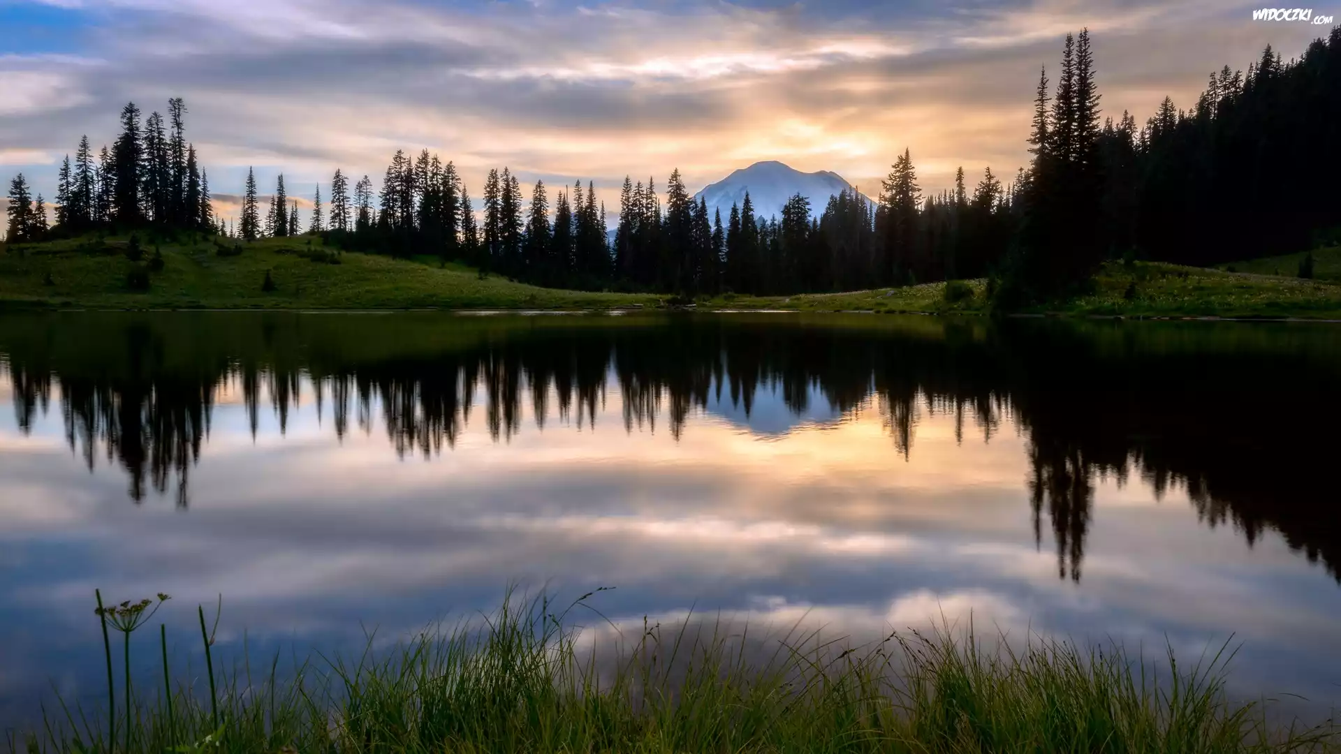 Jezioro, Tipsoo Lake, Park Narodowy Mount Rainier, Stratowulkan Mount Rainier, Drzewa, Wschód słońca, Chmury, Stan Waszyngton, Stany Zjednoczone