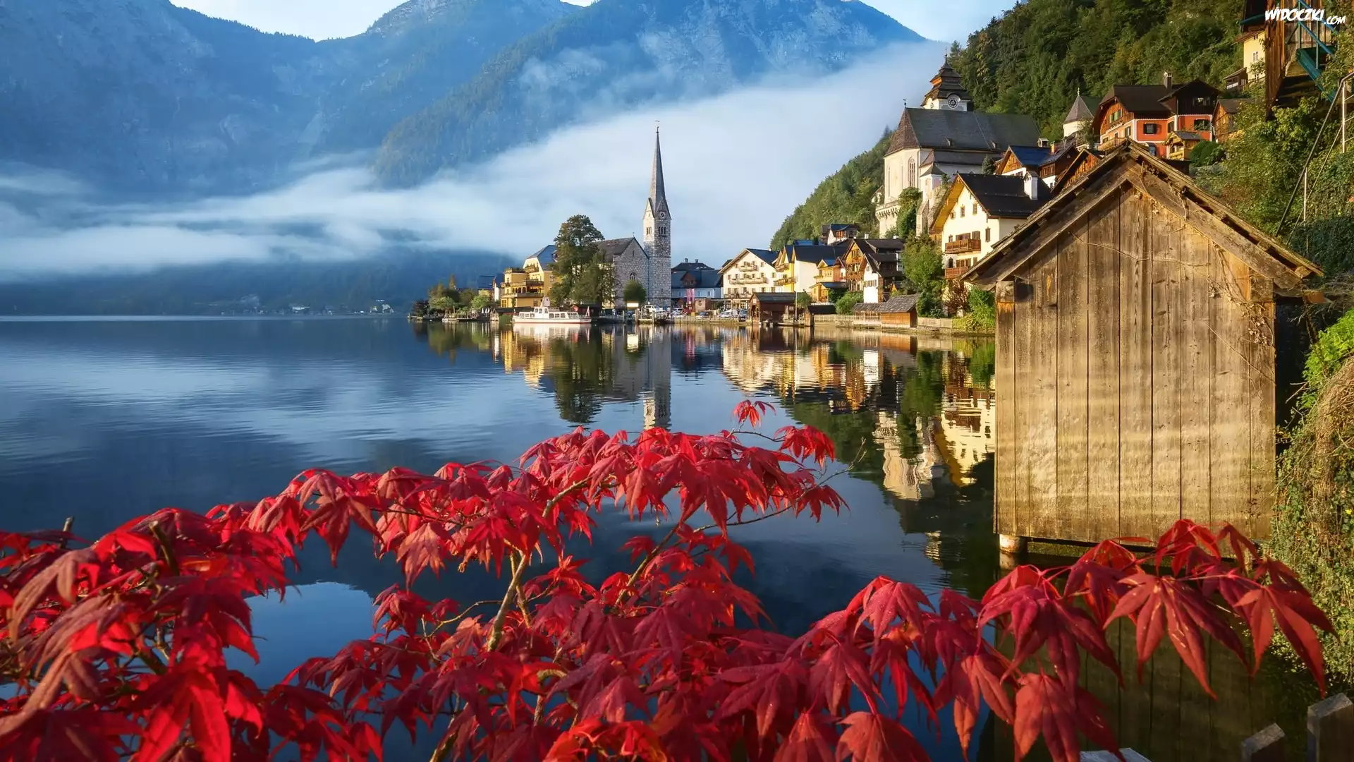 Austria, Hallstatt, Jezioro Hallstättersee, Domy, Kościół, Góry, Mgła, Czerwone, Liście