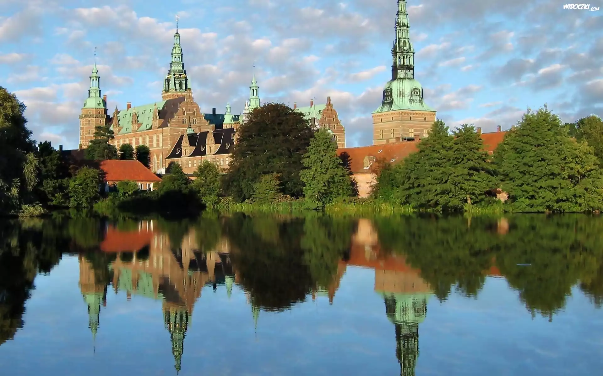 Dania, Zamek w Hillerod, Frederiksborg Castle, Jezioro, Drzewa