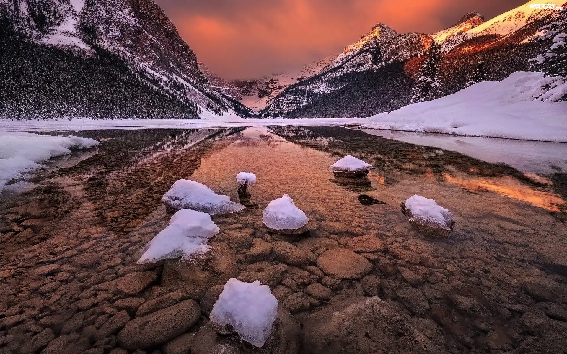 Jezioro Lake Louise, Park Narodowy Banff, Prowincja Alberta, Kanada, Góry Canadian Rockies, Zima, Wschód słońca
