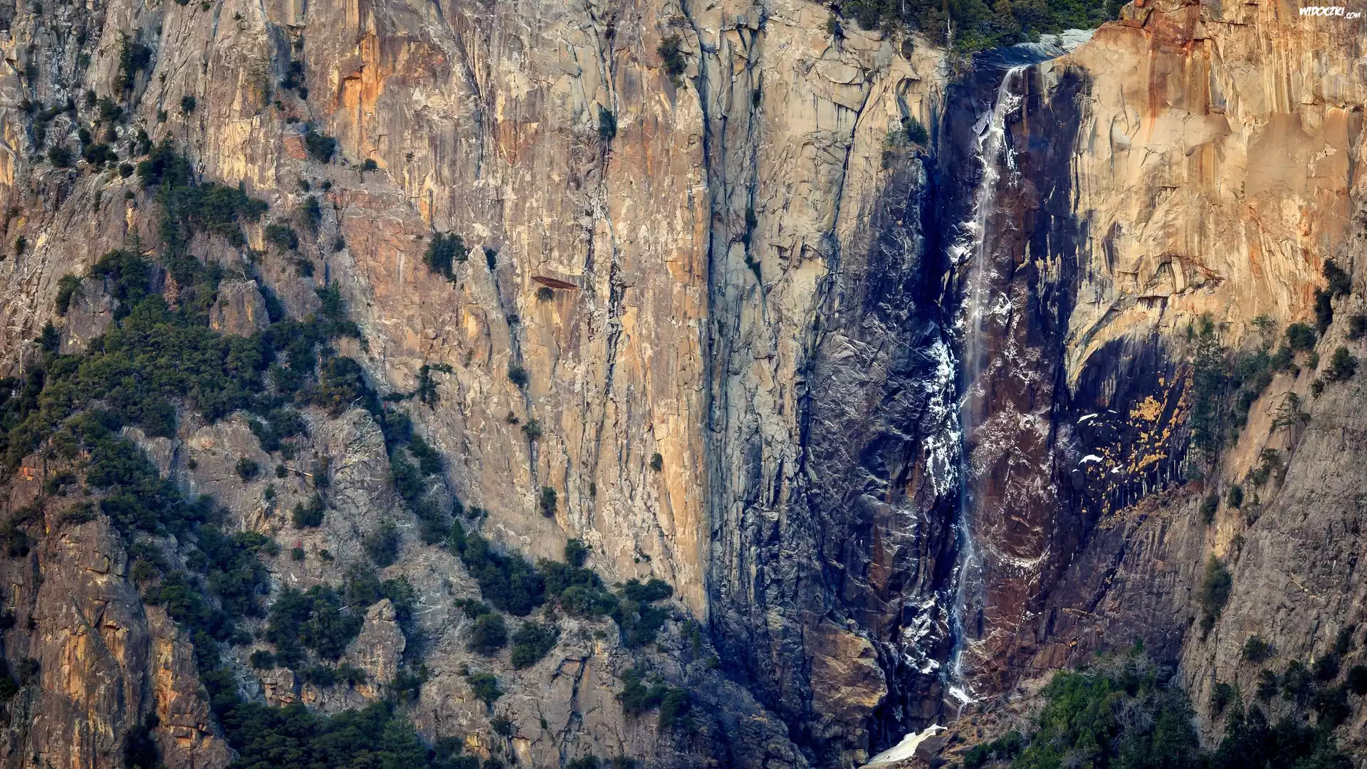 Stany Zjednoczone, Kalifornia, Park Narodowy Yosemite, Góry, Skały
Wodospad Bridalveil Falls