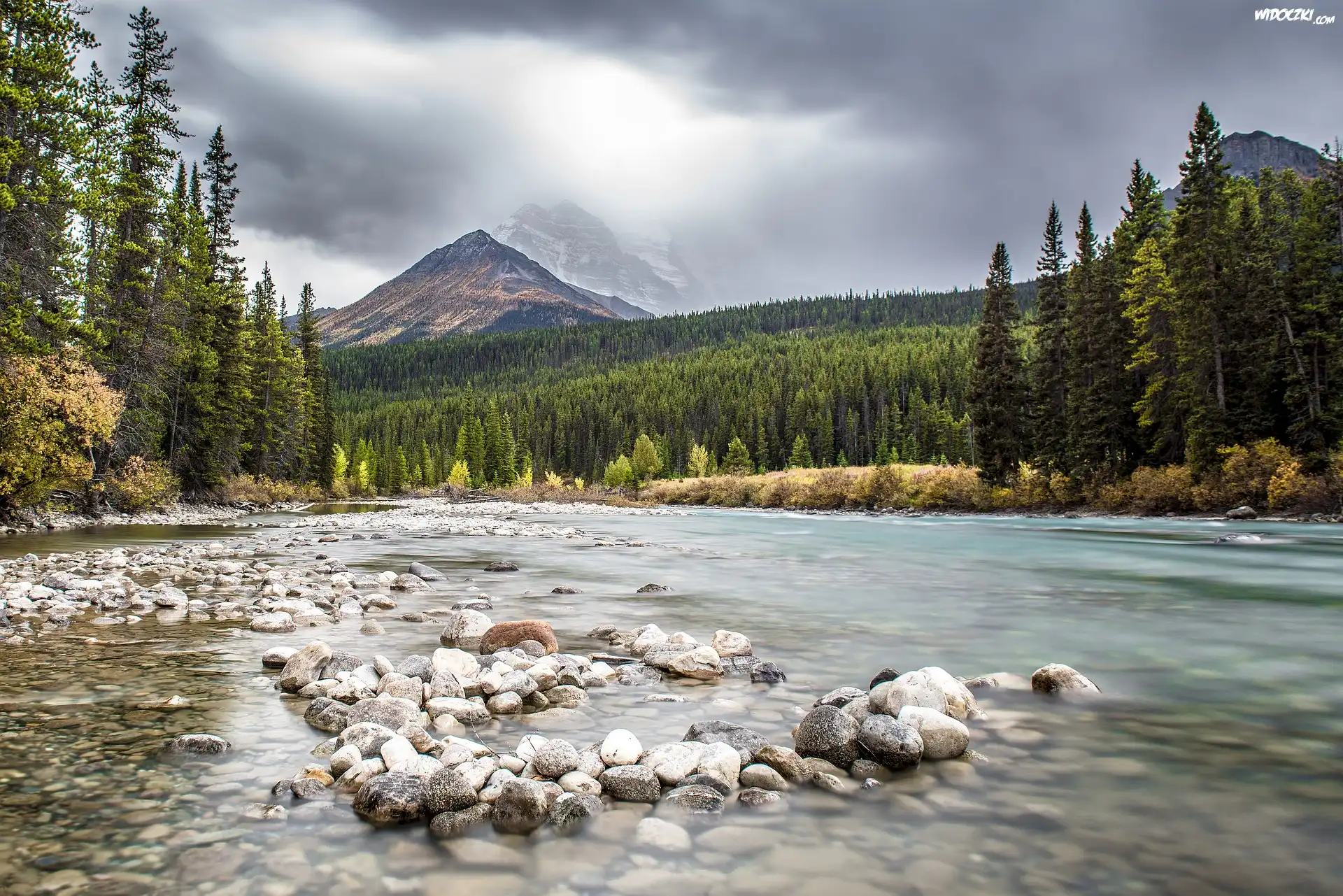 Kanada, Prowincja Alberta, Park Narodowy Banff, Rzeka, Góry, Drzewa, Kamienie