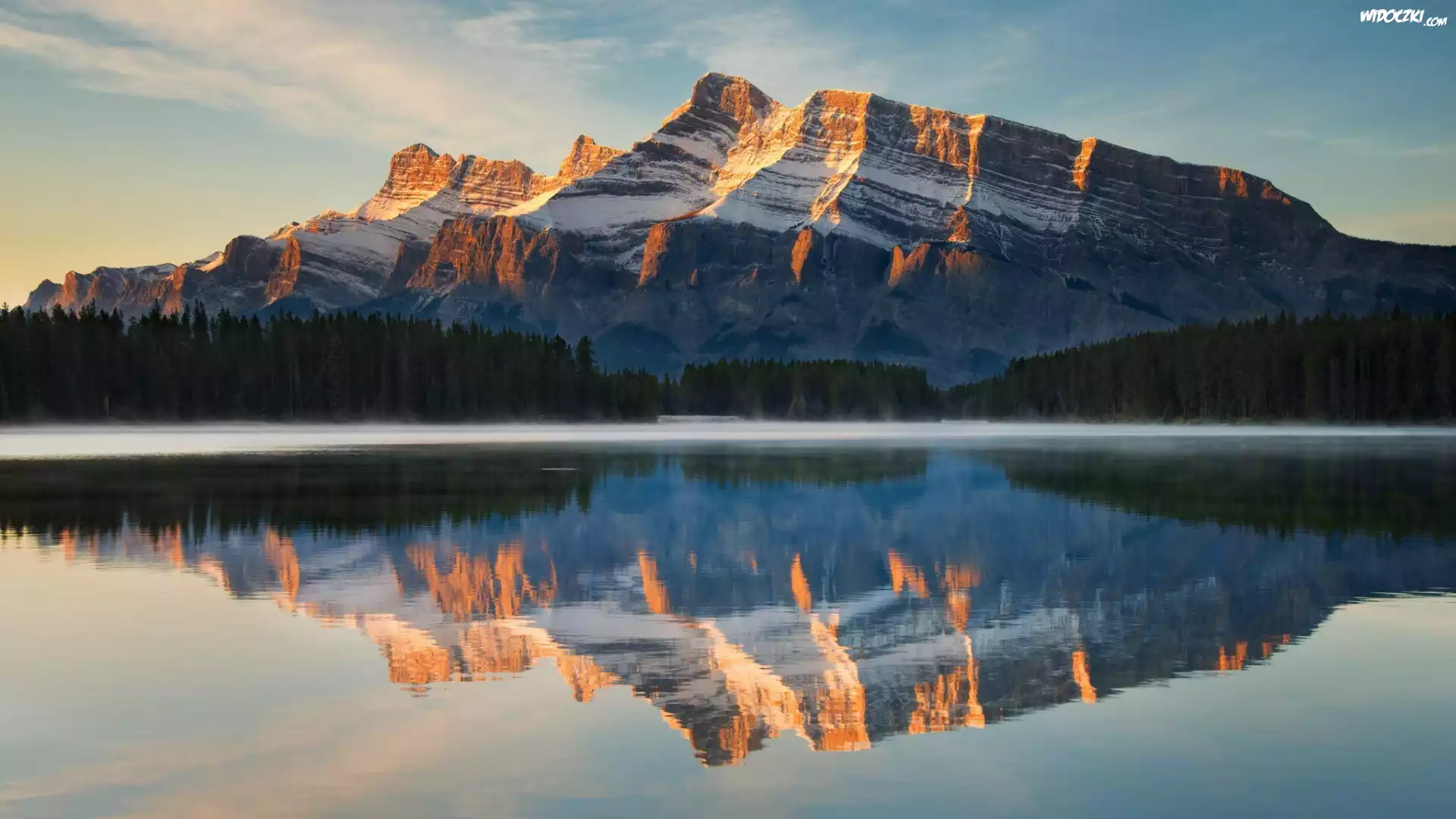 Kanada, Prowincja Alberta, Park Narodowy Banff, Góra Mount Rundle, Jezioro Two Jack Lake, Odbicie, Las, Mgła