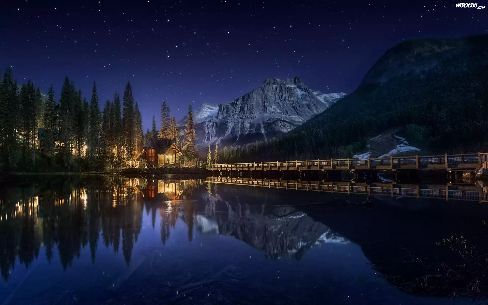 Kanada, Kolumbia Brytyjska, Góry, Jezioro, Emerald Lake, Park Narodowy Yoho, Most, Oświetlony, Dom, Noc, Odbicie